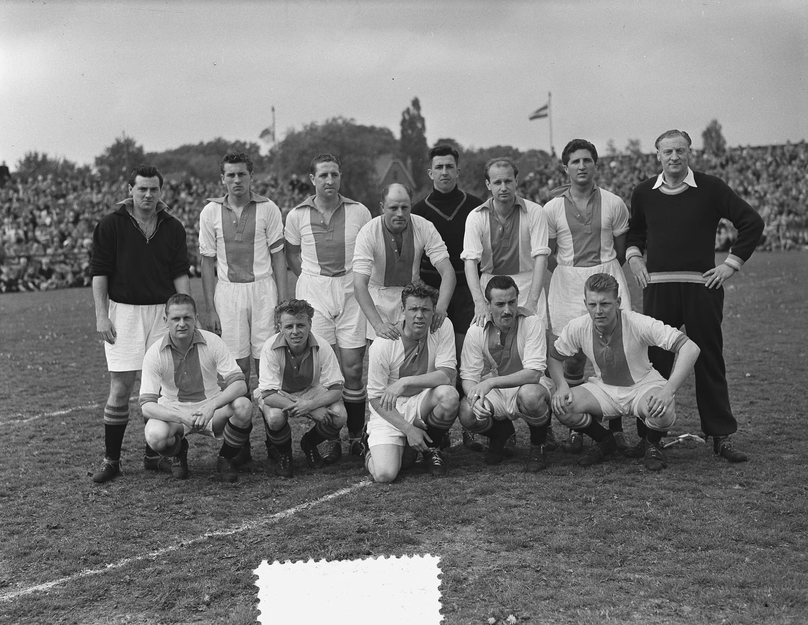 Fotocollectie Anefo — Voetbal. RCH tegen Ajax 3-3. Elftal Ajax — Foto: Bilsen, Joop van / Anefo. Licentie: Set B: Rechtenvrij / Publiek Domein. Bron: Nationaal Archief. http://hdl.handle.net/10648/a9227e30-d0b4-102d-bcf8-003048976d84