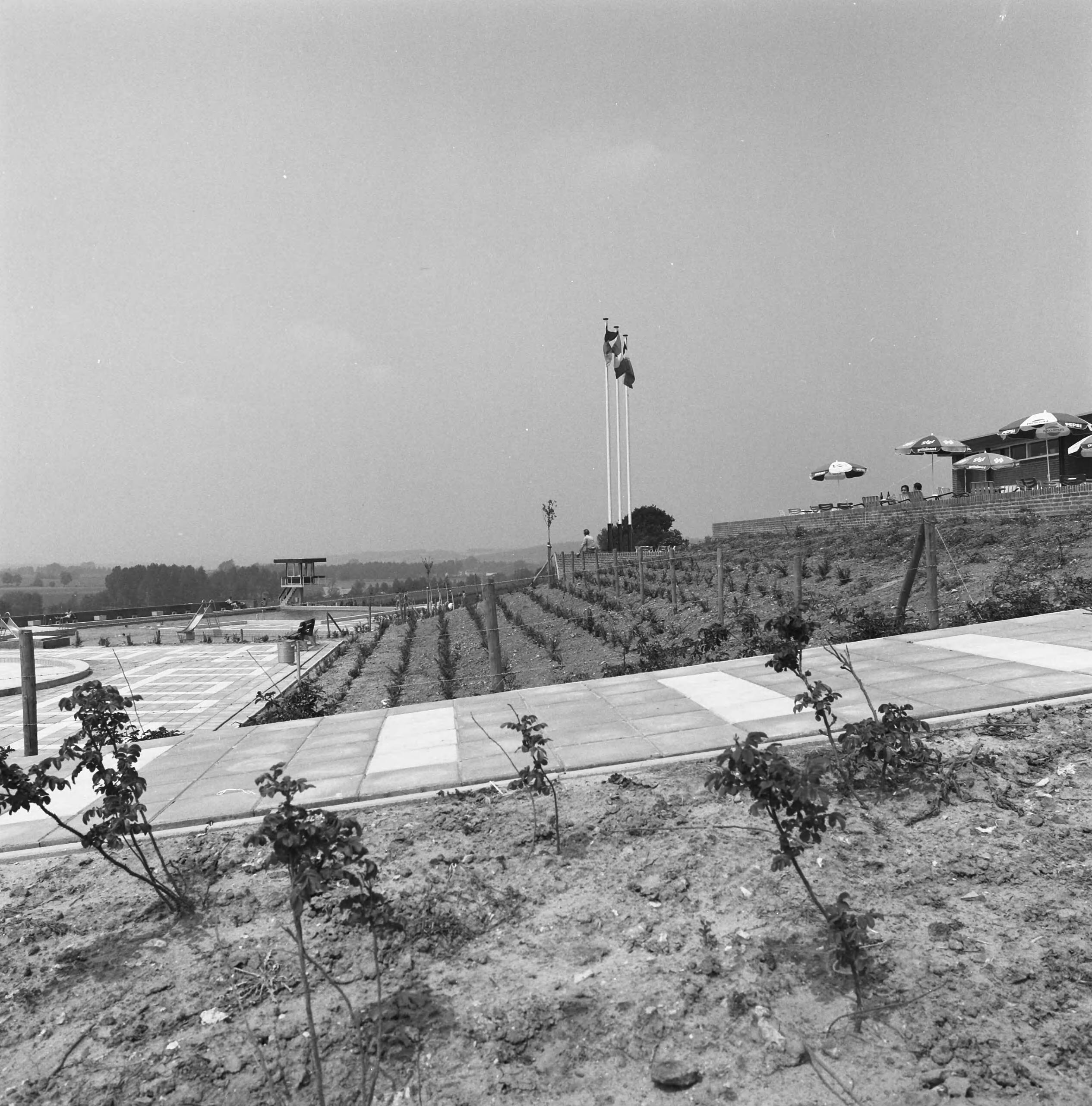 Fotocollectie Nederlandse Heidemaatschappij — Openlucht zwembad te Vaals. Ontwerp A.A. — Foto: Fotograaf Onbekend / Heidemij. Licentie: Set B: Rechtenvrij / Publiek Domein. Bron: Nationaal Archief. http://hdl.handle.net/10648/ae839da0-d0b4-102d-bcf8-003048976d84