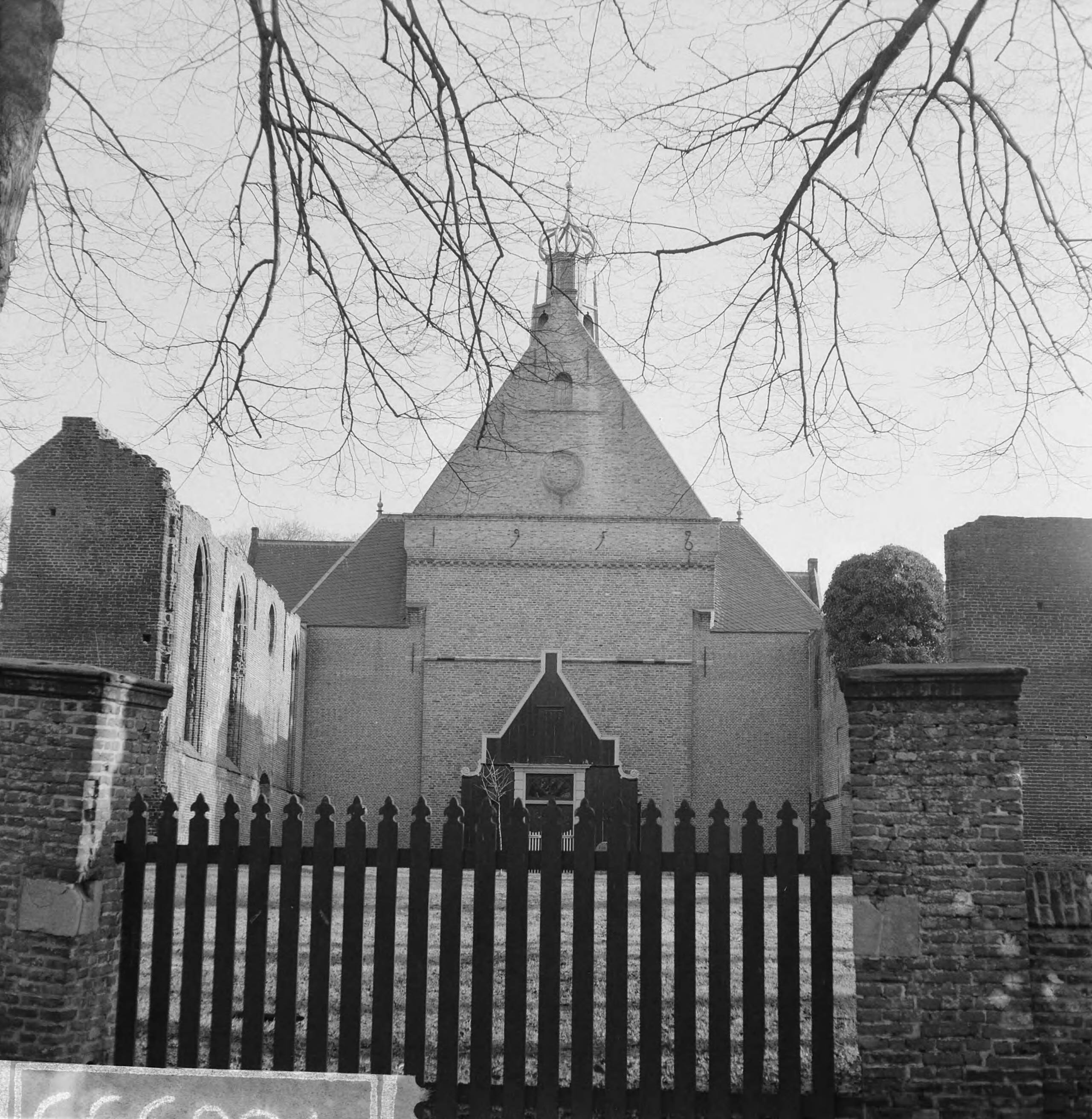 Fotocollectie Anefo — Ruinekerk te Bergen, Noord-Holland — Foto: Kroon, Ron / Anefo. Licentie: Set B: Rechtenvrij / Publiek Domein. Bron: Nationaal Archief. http://hdl.handle.net/10648/aad52e8a-d0b4-102d-bcf8-003048976d84
