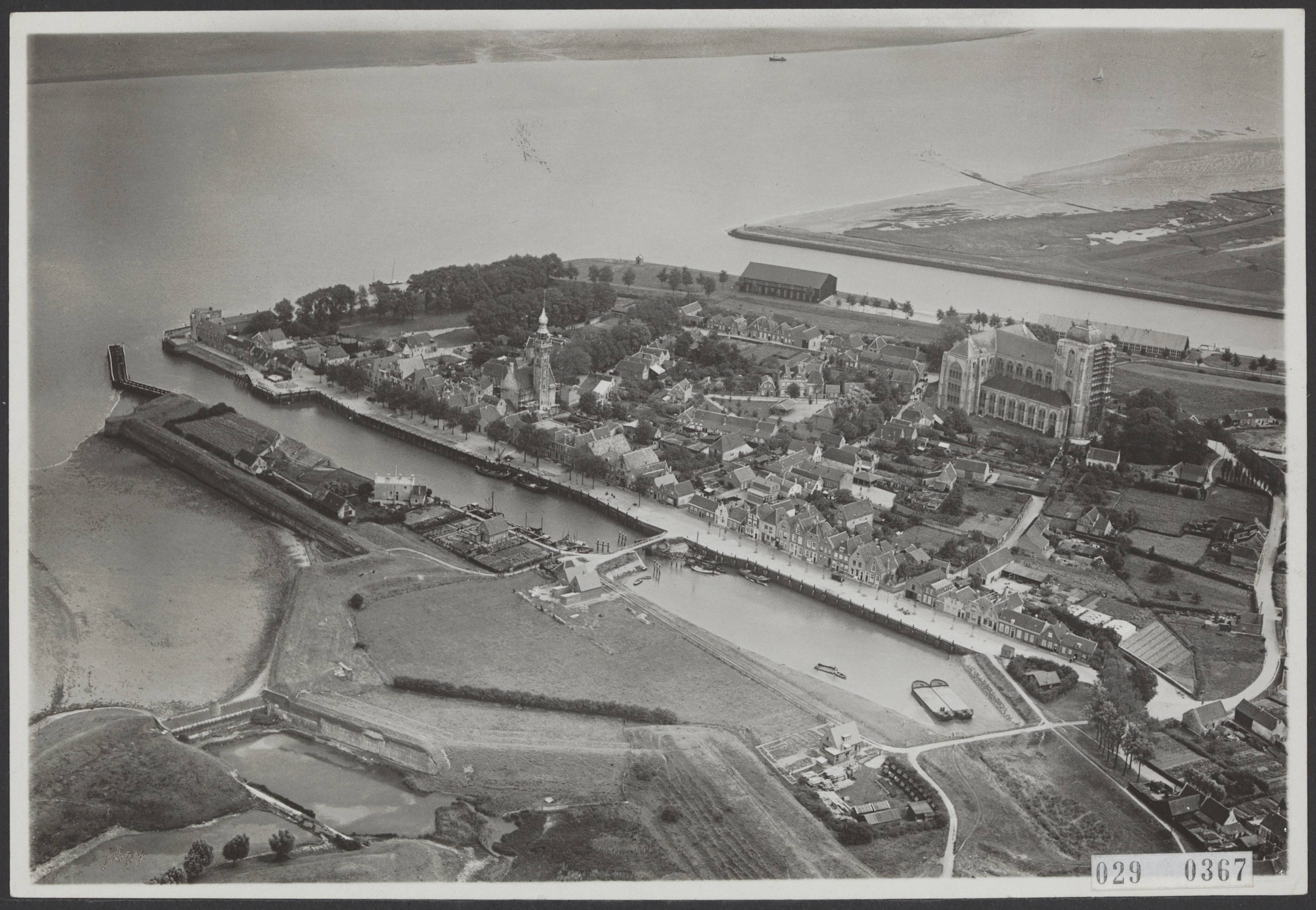 Fotocollectie Elsevier Binnenland — Luchtopname. Veere — Foto: KLM Fototechnische Dienst Rotterdam. Licentie: Set B: Rechtenvrij / Publiek Domein. Bron: Nationaal Archief. http://hdl.handle.net/10648/ade1b800-d0b4-102d-bcf8-003048976d84