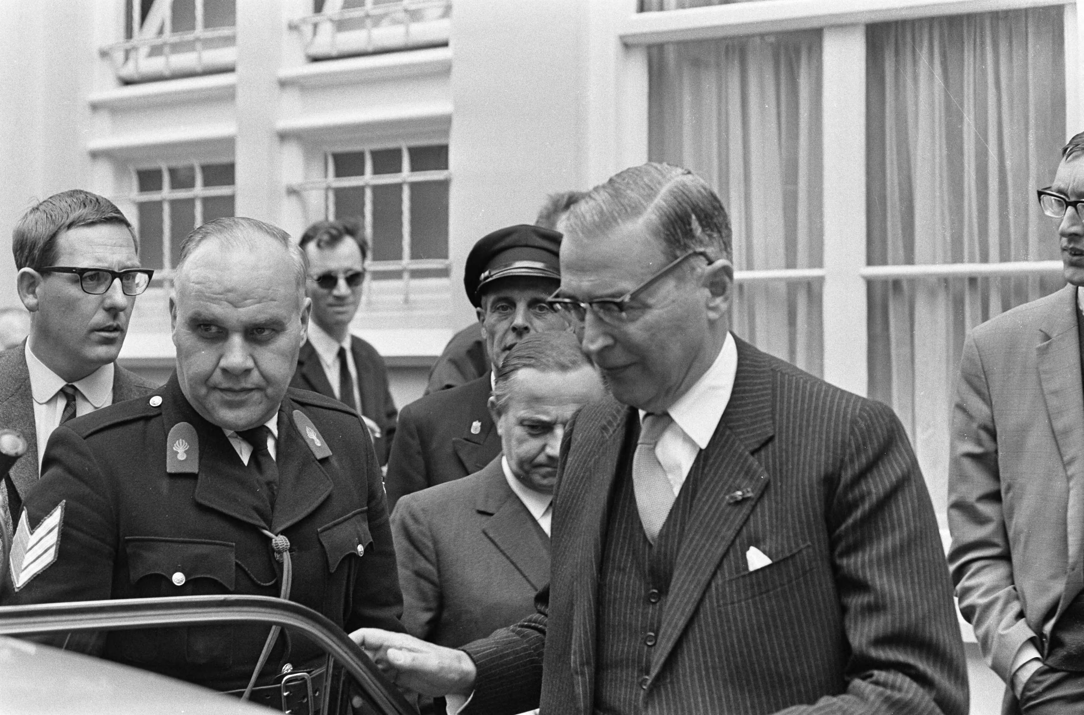 Fotocollectie Anefo — Aankomst Burgemeester Van Hall op Ministerie van Algemene Zaken te Den Haag , Burgemeester Van Hall bij auto — Foto: Kroon, Ron / Anefo. Licentie: Set B: Rechtenvrij / Publiek Domein. Bron: Nationaal Archief. http://hdl.handle.net/10648/ab188752-d0b4-102d-bcf8-003048976d84