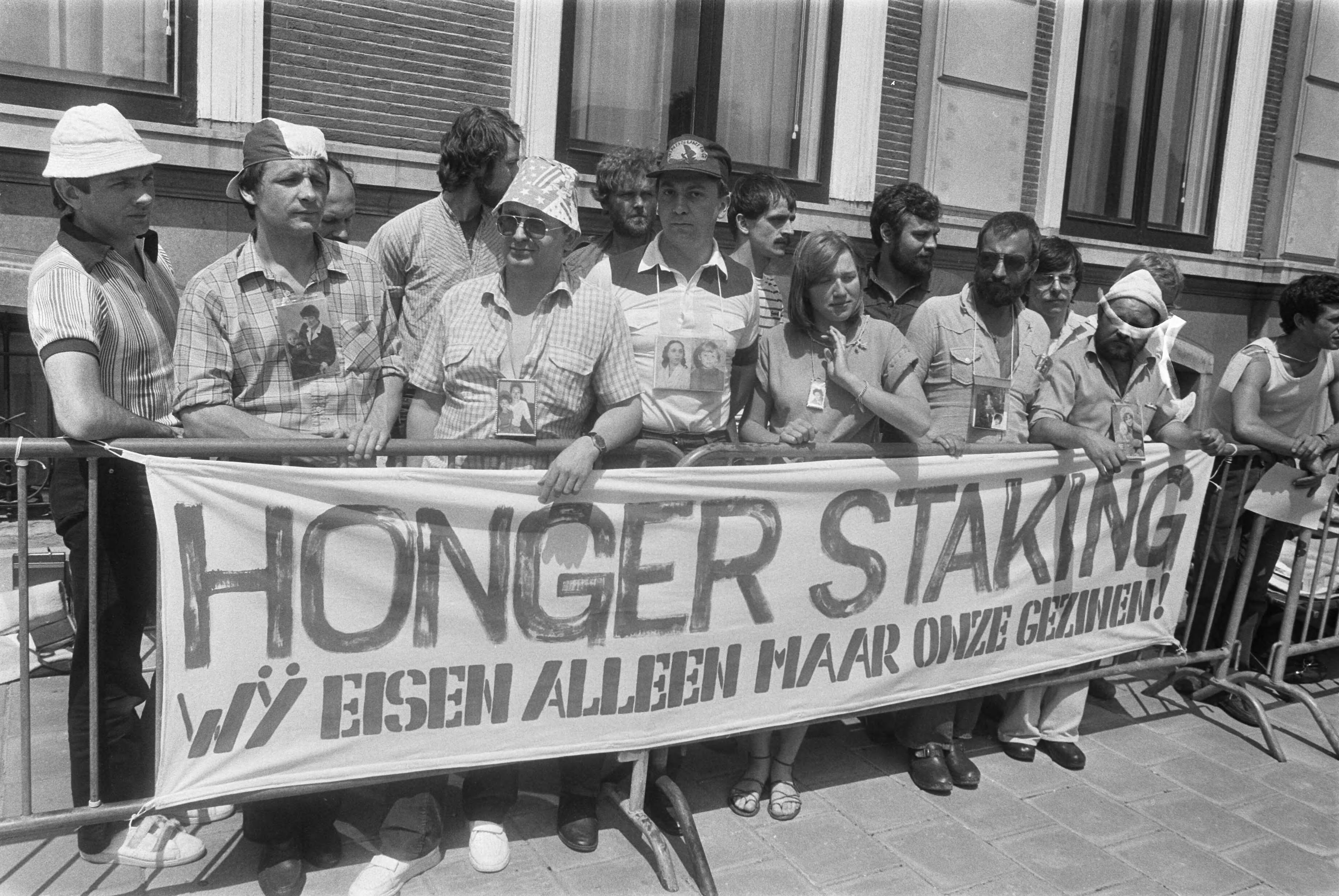 Fotocollectie Anefo — Hongerstaking van Poolse vluchtelingen voor de Poolse ambassade in Den Haag, uit protest tegen het uitblijven van uitreisvisa voor hun nog in Polen verblijvende familieleden — Foto: Bogaerts, Rob / Anefo. Licentie: Set B: Rechtenvrij / Publiek Domein. Bron: Nationaal Archief. http://hdl.handle.net/10648/ad2a4bde-d0b4-102d-bcf8-003048976d84