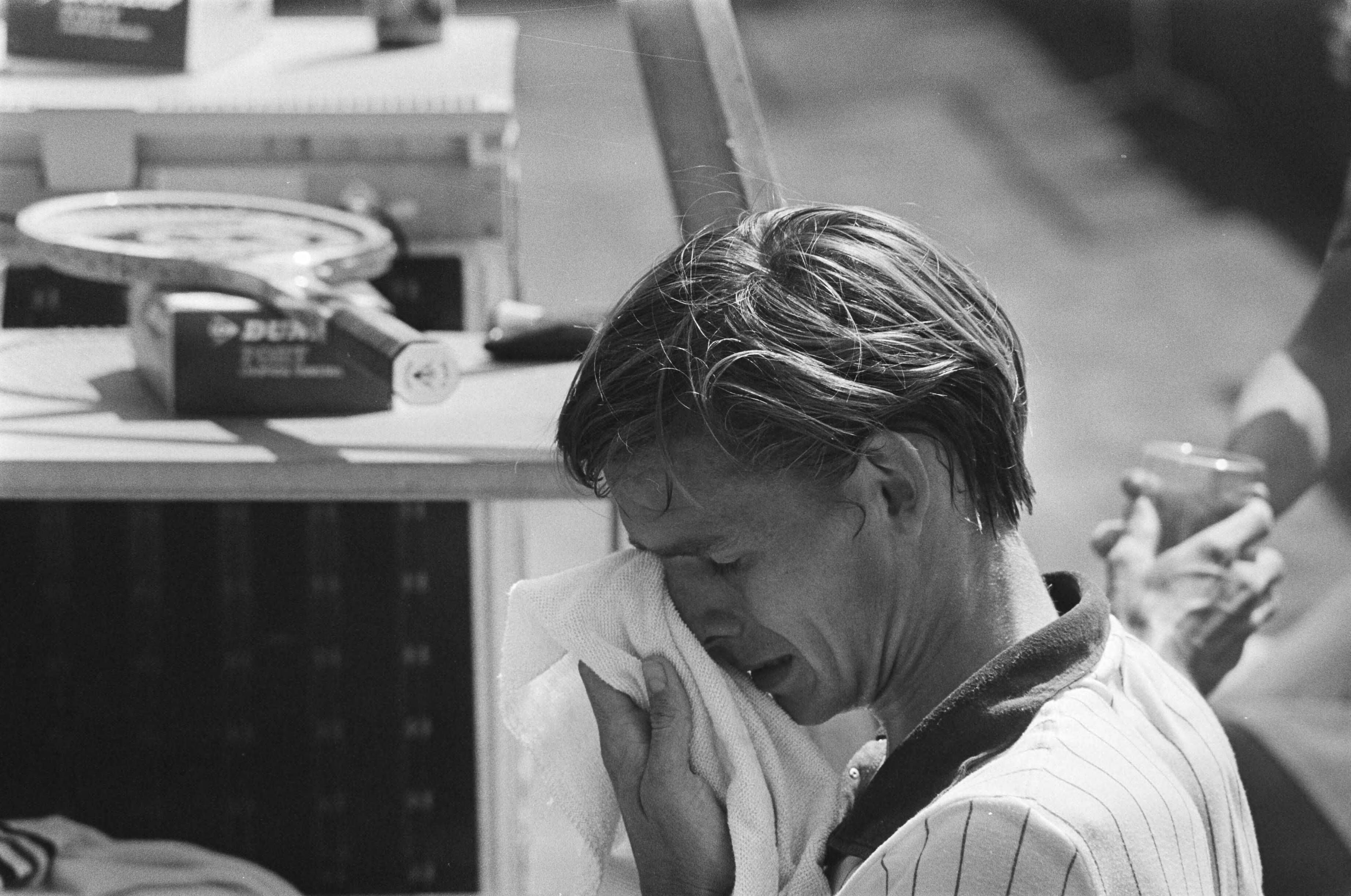 Fotocollectie Anefo — Internationaal tennistoernooi Melkhuisje in Hilversum; Loek Sanders droogt zijn gezicht af — Foto: Verhoeff, Bert / Anefo. Licentie: Set B: Rechtenvrij / Publiek Domein. Bron: Nationaal Archief. http://hdl.handle.net/10648/ac9f671c-d0b4-102d-bcf8-003048976d84
