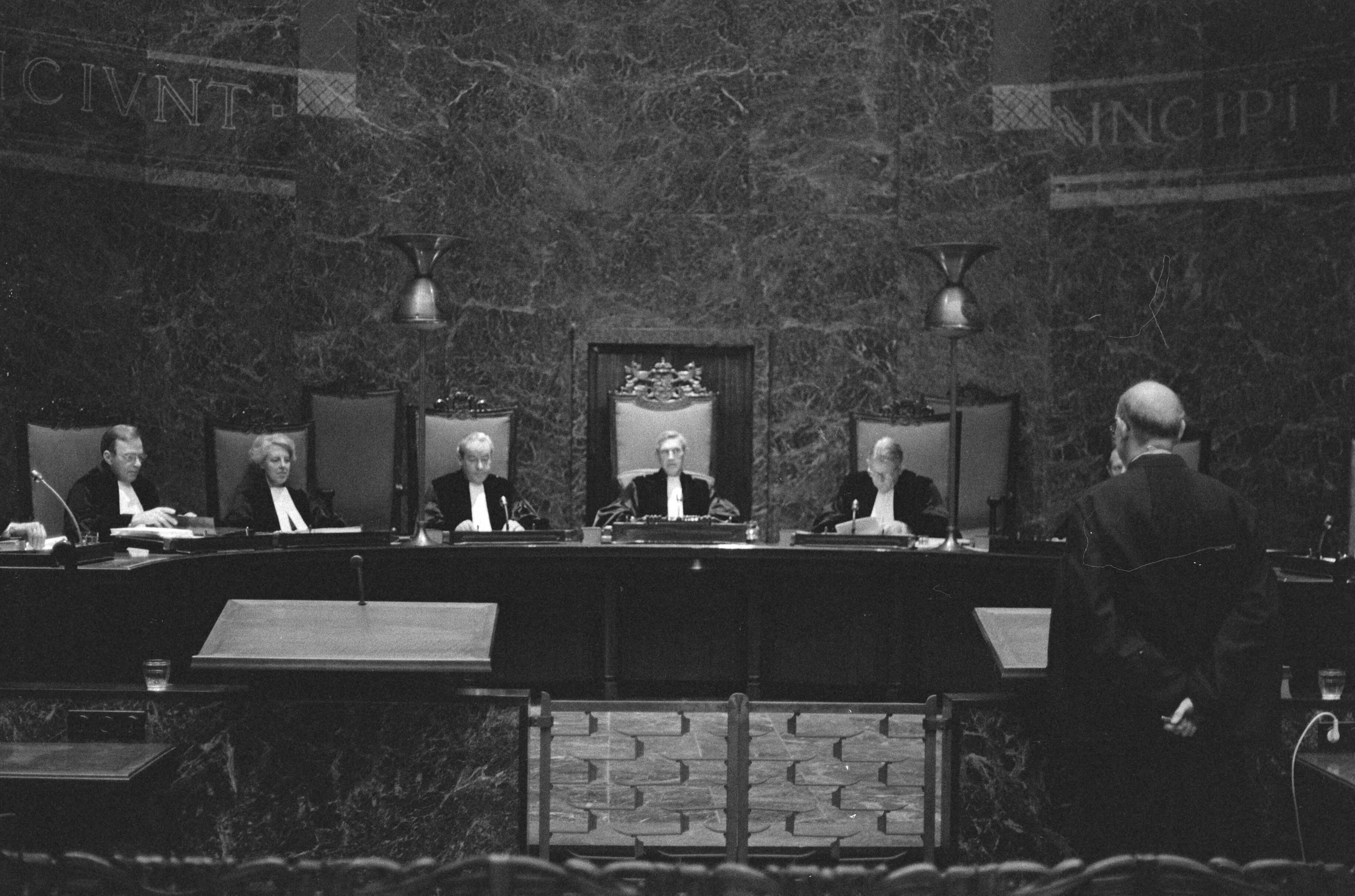 Fotocollectie Anefo — Hoge Raad in Den Haag behandelde de zaak Menten mr. Mout (r) tijdens zijn pleidooi voor de Hoge Raad , President C. H. Moons — Foto: Dijk, Hans van / Anefo. Licentie: Set B: Rechtenvrij / Publiek Domein. Bron: Nationaal Archief. http://hdl.handle.net/10648/acec15f8-d0b4-102d-bcf8-003048976d84