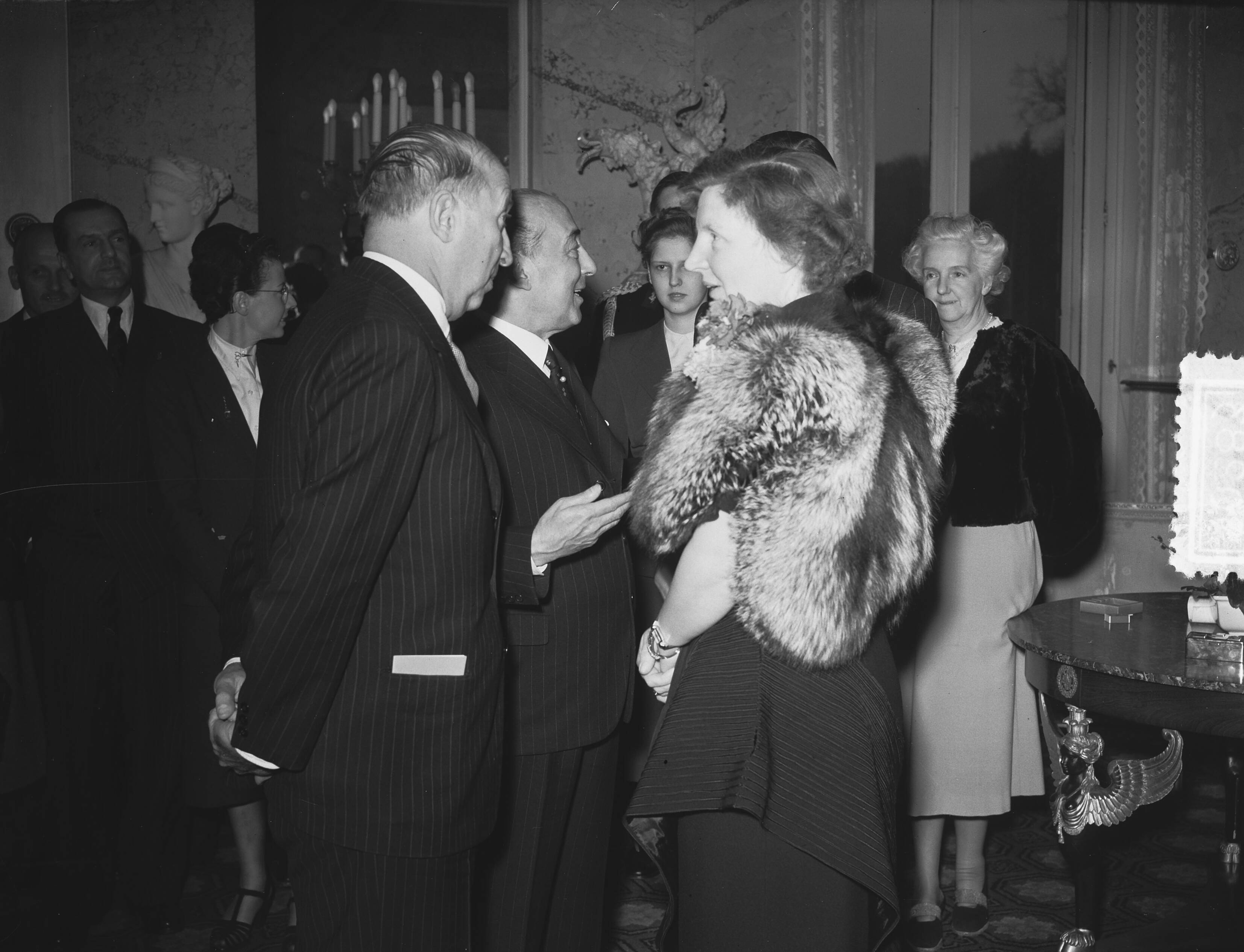 Koningin Juliana ontvangt op paleis Soestdijk Zuid-Amerikaanse gasten — Foto: Bilsen, Joop van / Anefo. — Licentie: Set B: Rechtenvrij / Publiek Domein. Bron: Nationaal Archief. http://hdl.handle.net/10648/a8f742b0-d0b4-102d-bcf8-003048976d84