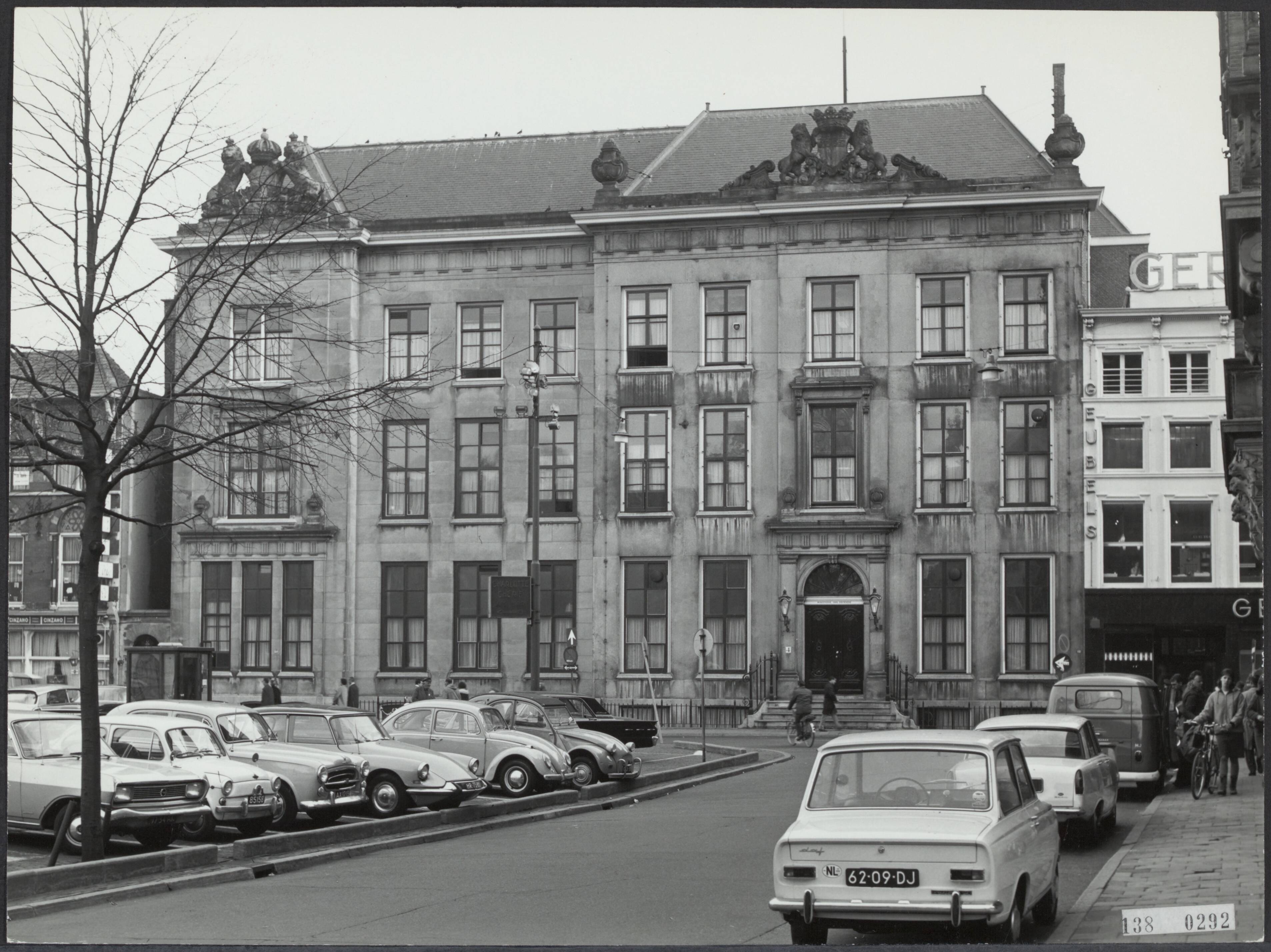 Fotocollectie Rijksvoorlichtingsdienst Eigen — Ministerie van Defensie [Plein 4 te 's-Gravenhage] — Foto: Fotodienst Gemeente Den Haag. Licentie: Set B: Rechtenvrij / Publiek Domein. Bron: Nationaal Archief. http://hdl.handle.net/10648/af6cefaa-d0b4-102d-bcf8-003048976d84