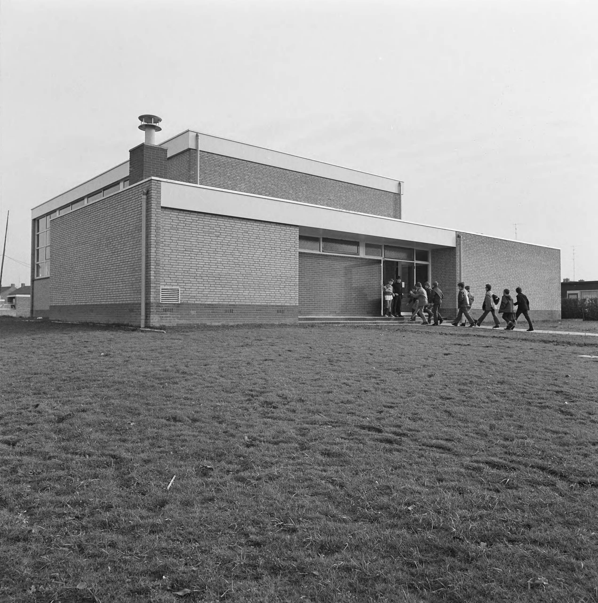 Fotocollectie Nederlandse Heidemaatschappij — Amstenrade. Gymzaal project Sleutelbouw bv — Foto: Fotograaf Onbekend / Heidemij. Licentie: Set B: Rechtenvrij / Publiek Domein. Bron: Nationaal Archief. http://hdl.handle.net/10648/ae840344-d0b4-102d-bcf8-003048976d84
