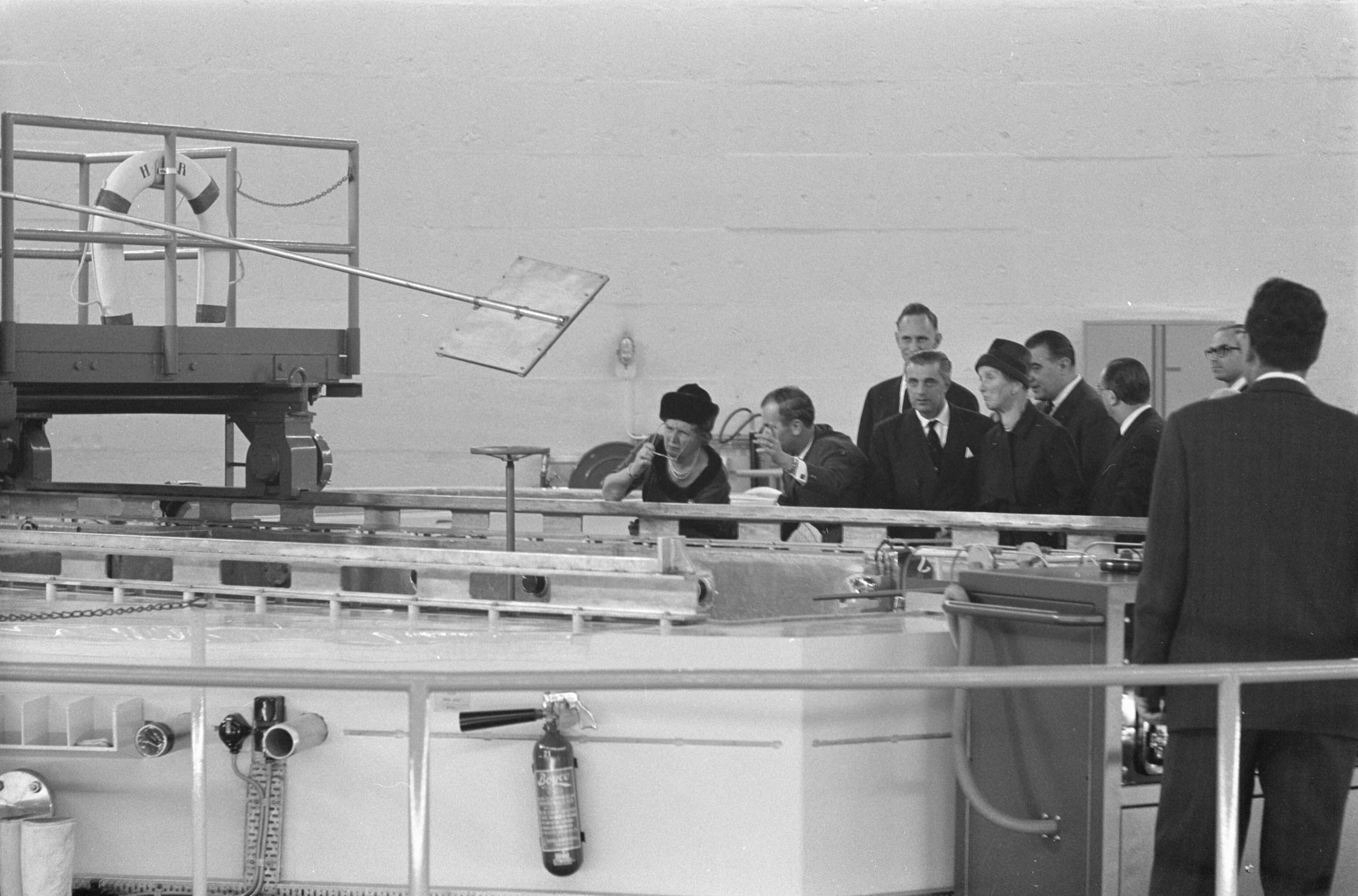 Fotocollectie Anefo — Koningin Juliana brengt een bezoek aan het Reactor-centrum te Petten — Foto: Pot, Harry / Anefo. Licentie: Set B: Rechtenvrij / Publiek Domein. Bron: Nationaal Archief. http://hdl.handle.net/10648/aa1f67e4-d0b4-102d-bcf8-003048976d84
