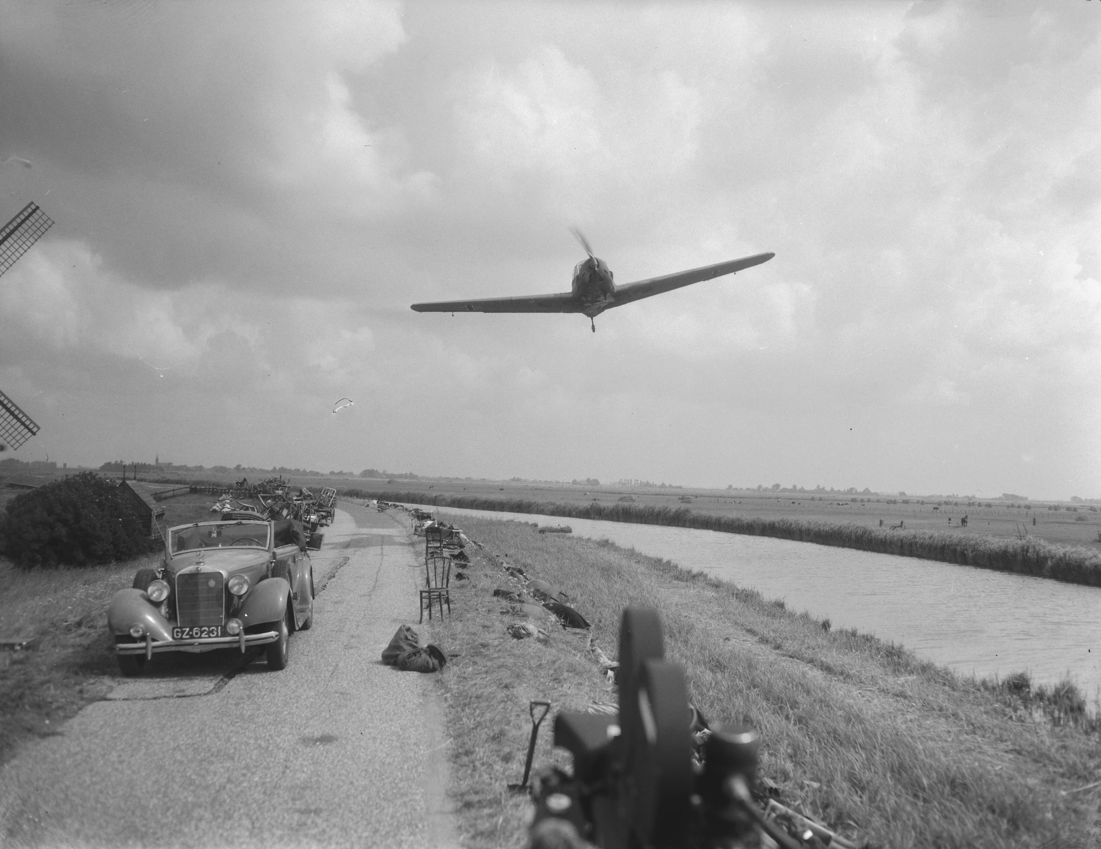 Fotocollectie Anefo — Filmopnamen in de Beemster bij Schermerhorn voor de film "Operation Amsterdam" , scene waarin een Duitse Messerschmitt jager een aanval doet op vluchtelingen — Foto: Pot, Harry / Anefo. Licentie: Set B: Rechtenvrij / Publiek Domein. Bron: Nationaal Archief. http://hdl.handle.net/10648/a9814000-d0b4-102d-bcf8-003048976d84