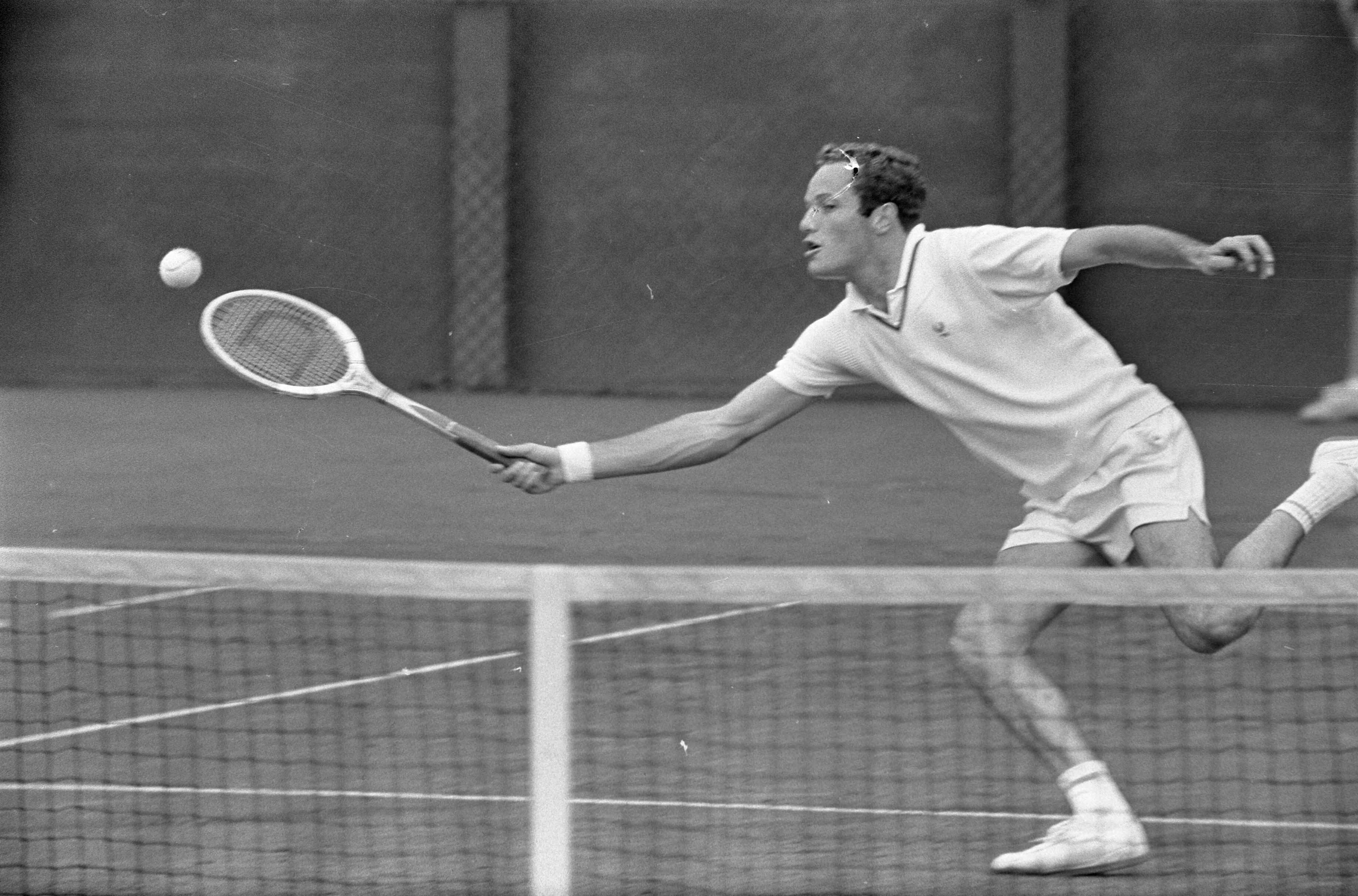 Nederlandse Tenniskampioenschappen 1968 — Tom Okker in actie — Foto: Fotograaf Onbekend / Anefo. Licentie: Set B: Rechtenvrij / Publiek Domein. Bron: Nationaal Archief. http://hdl.handle.net/10648/ab4a3ae0-d0b4-102d-bcf8-003048976d84