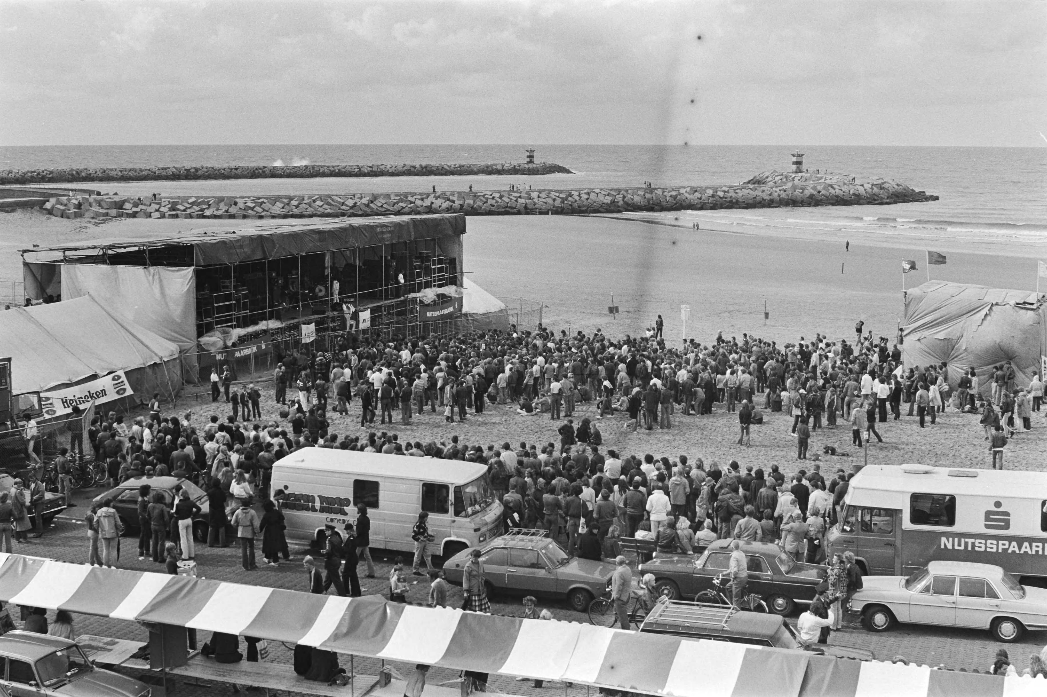 Fotocollectie Anefo — Overzicht popfestival op het strand van Scheveningen — Foto: Antonisse, Marcel / Anefo. Licentie: Set B: Rechtenvrij / Publiek Domein. Bron: Nationaal Archief. http://hdl.handle.net/10648/ace6b04a-d0b4-102d-bcf8-003048976d84