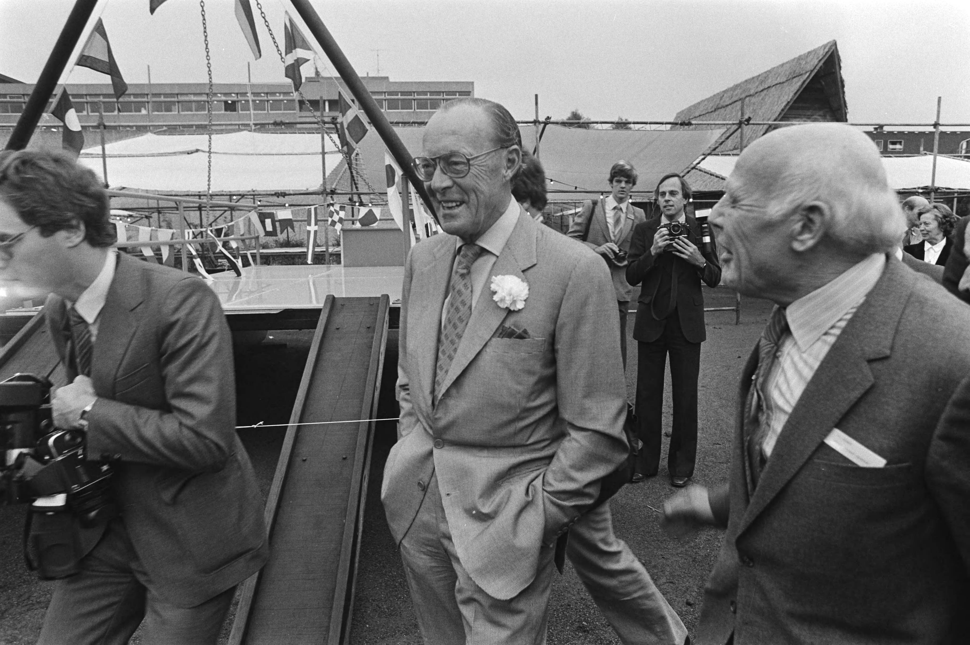 Prins Bernhard aanwezig bij de bijeenkomst ter gelegenheid van het 60 jarig bestaan van de HTS in Haarlem — Prins Bernhard op de tentoonstelling — Foto: Dijk, Hans van / Anefo. Licentie: Set B: Rechtenvrij / Publiek Domein. Bron: Nationaal Archief. http://hdl.handle.net/10648/acd24998-d0b4-102d-bcf8-003048976d84