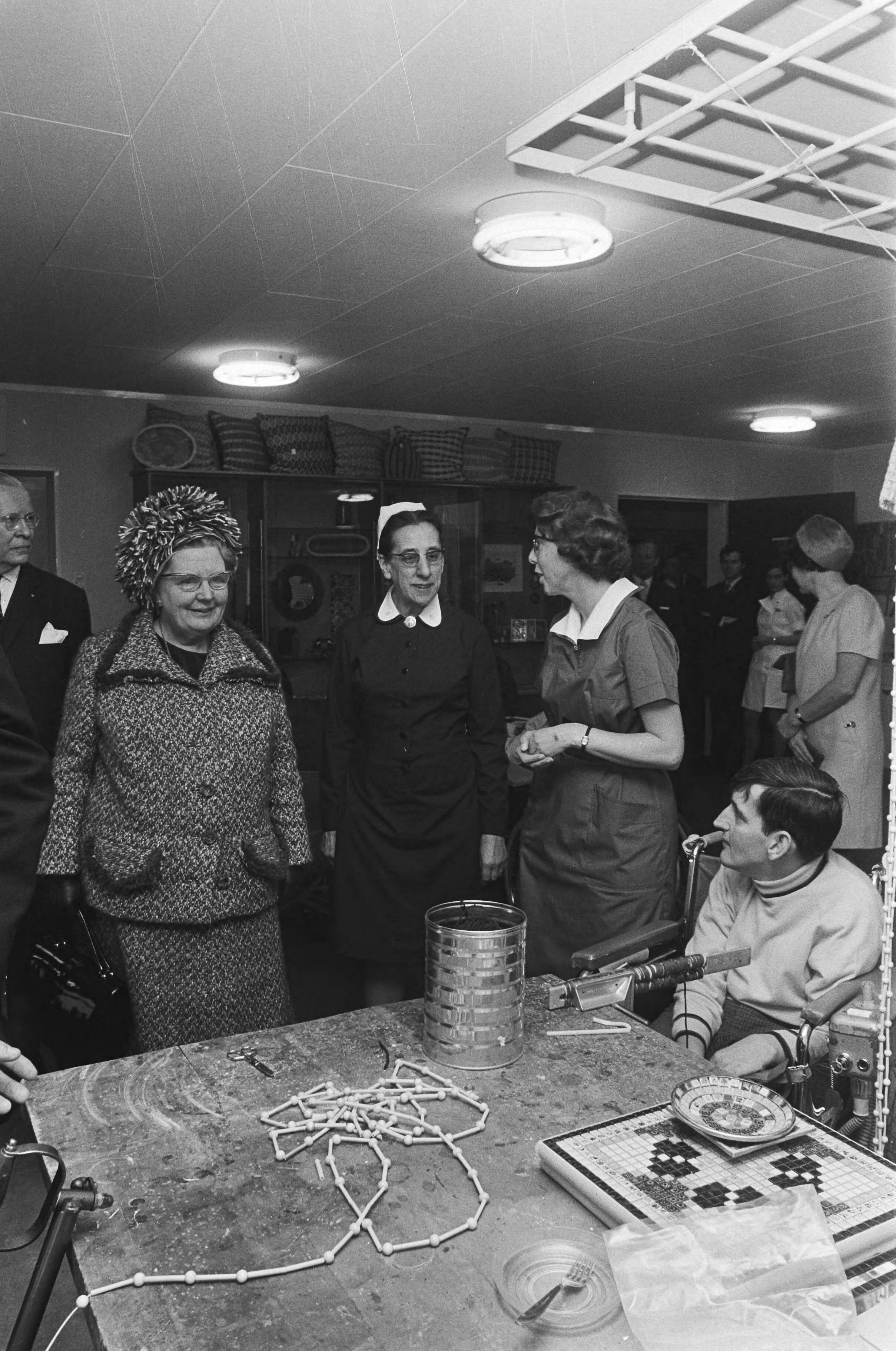 Fotocollectie Anefo — koningin Juliana brengt werkbezoek aan Zuidelijk Westerkwartier in Groningen; koningin Juliana bezoekt Zonnehuis in Zuidhorn — Foto: Mieremet, Rob / Anefo. Licentie: Set B: Rechtenvrij / Publiek Domein. Bron: Nationaal Archief. http://hdl.handle.net/10648/abac0662-d0b4-102d-bcf8-003048976d84
