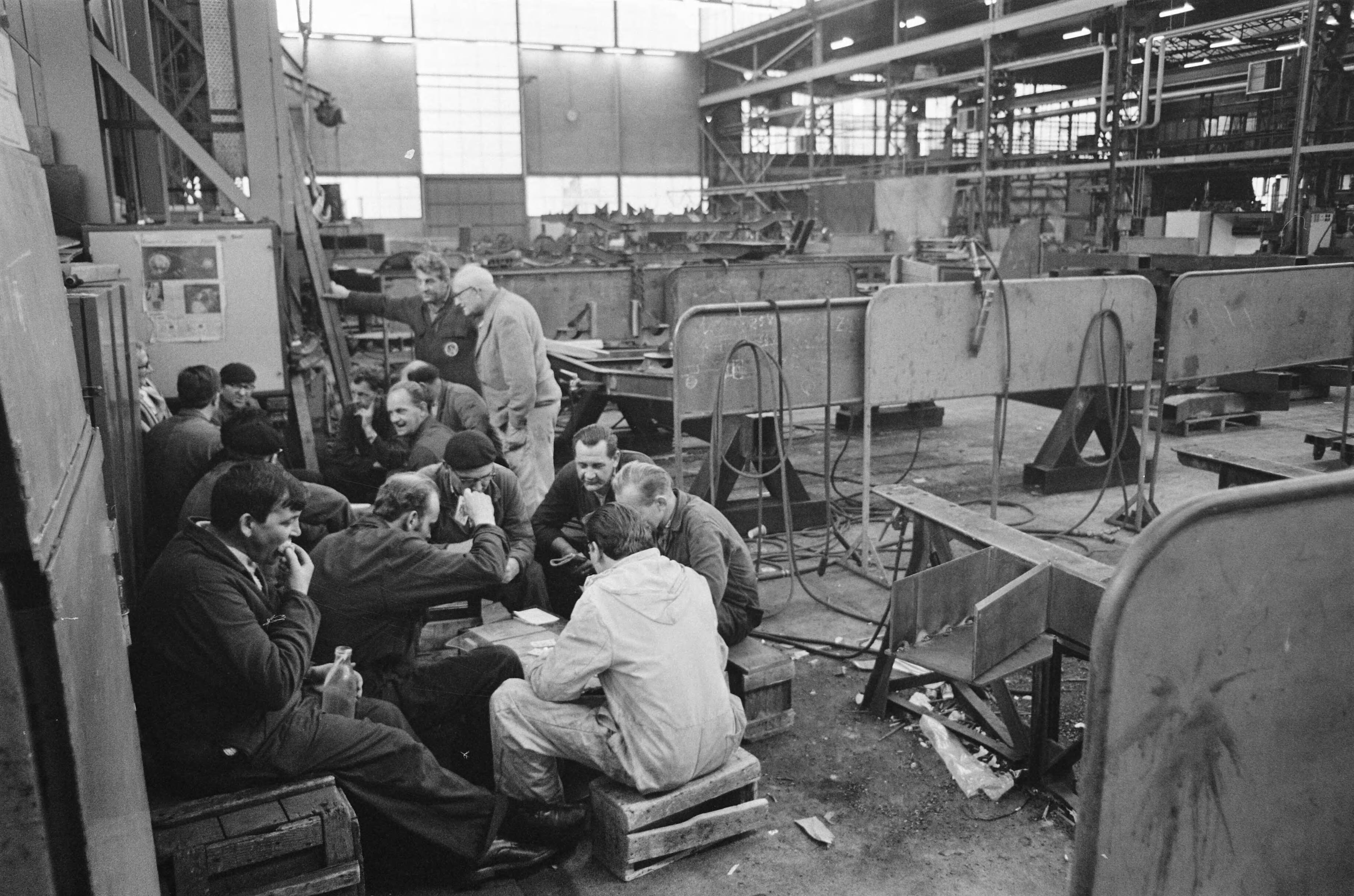 Fotocollectie Anefo — Staking bij Werkspoor Utrecht duurt voort. Stakers doen spelletjes — Foto: Evers, Joost / Anefo. Licentie: Set B: Rechtenvrij / Publiek Domein. Bron: Nationaal Archief. http://hdl.handle.net/10648/ab81480a-d0b4-102d-bcf8-003048976d84