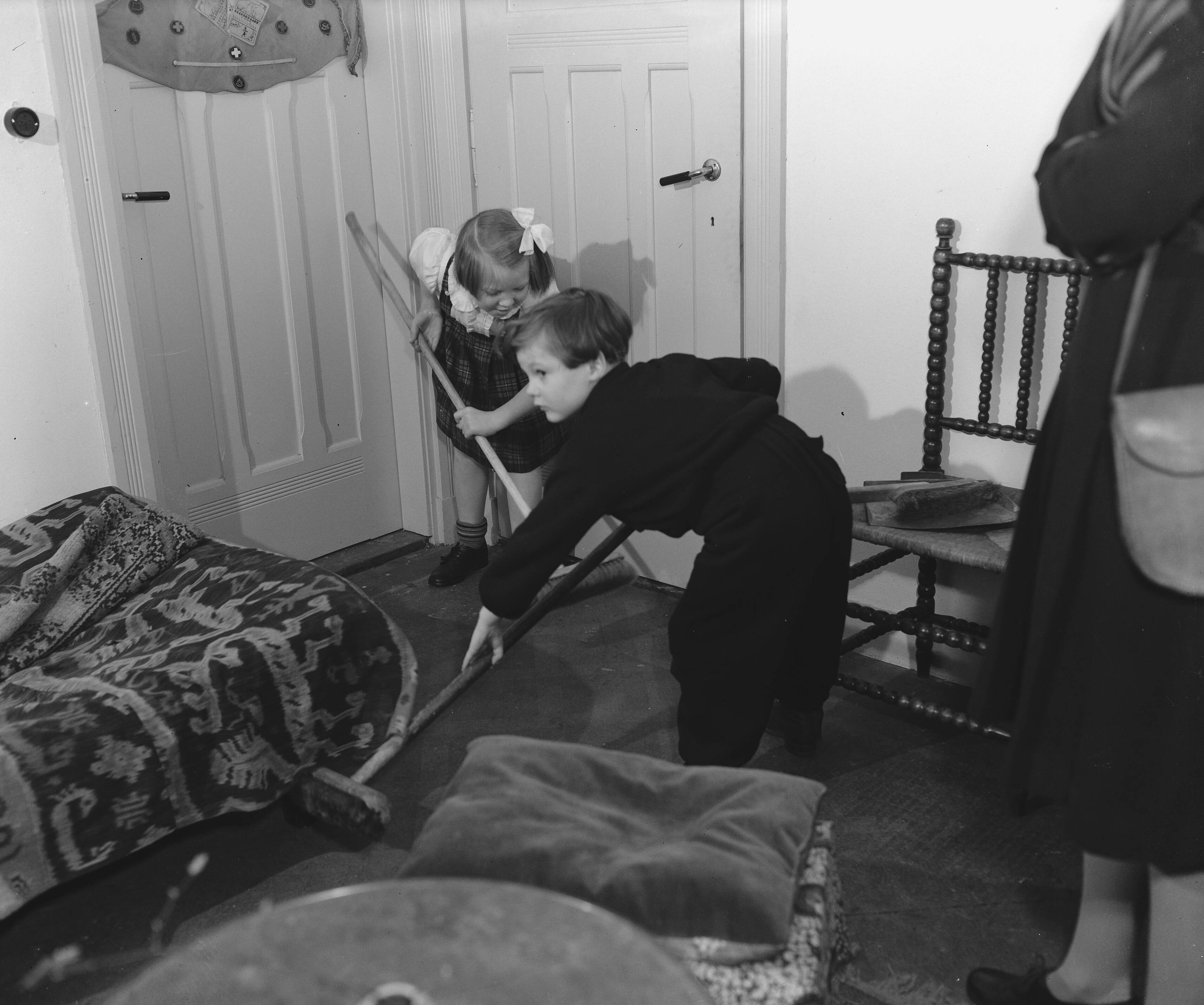 Fotocollectie Anefo — Kindergemeenschap. "De Werkplaats" van Kees Boeke. [Prinses Beatrix en een andere leerling bezig met schoonmaak met een bezem] — Foto: Breijer, Charles / Anefo. Licentie: Set B: Rechtenvrij / Publiek Domein. Bron: Nationaal Archief. http://hdl.handle.net/10648/a89a9b14-d0b4-102d-bcf8-003048976d84