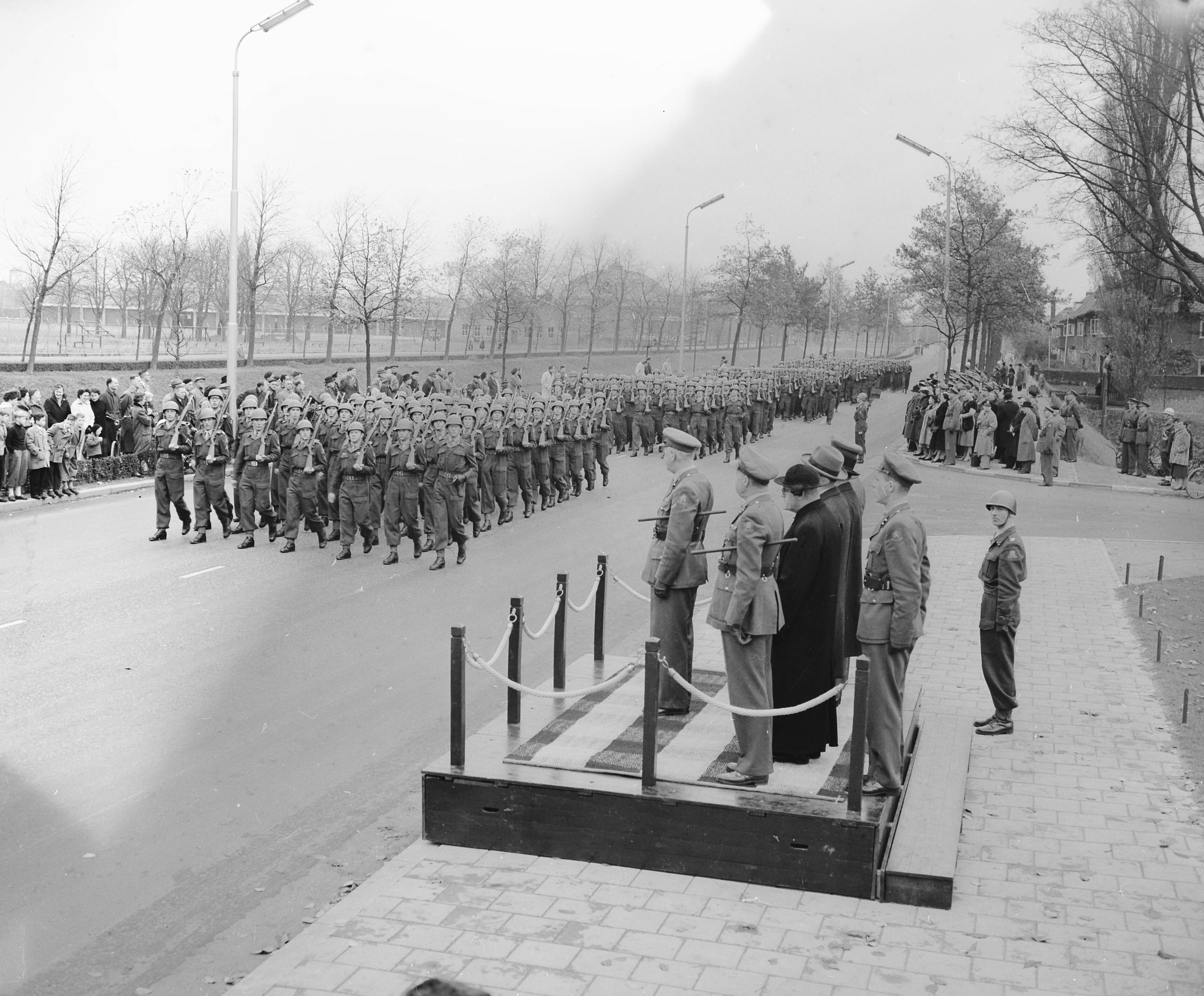 Fotocollectie Anefo — Defilé t.g.v. het 10-jarig bestaan van de Artillerieschool te Breda — Foto: Pot, Harry / Anefo. Licentie: Set B: Rechtenvrij / Publiek Domein. Bron: Nationaal Archief. http://hdl.handle.net/10648/a93eb1e0-d0b4-102d-bcf8-003048976d84