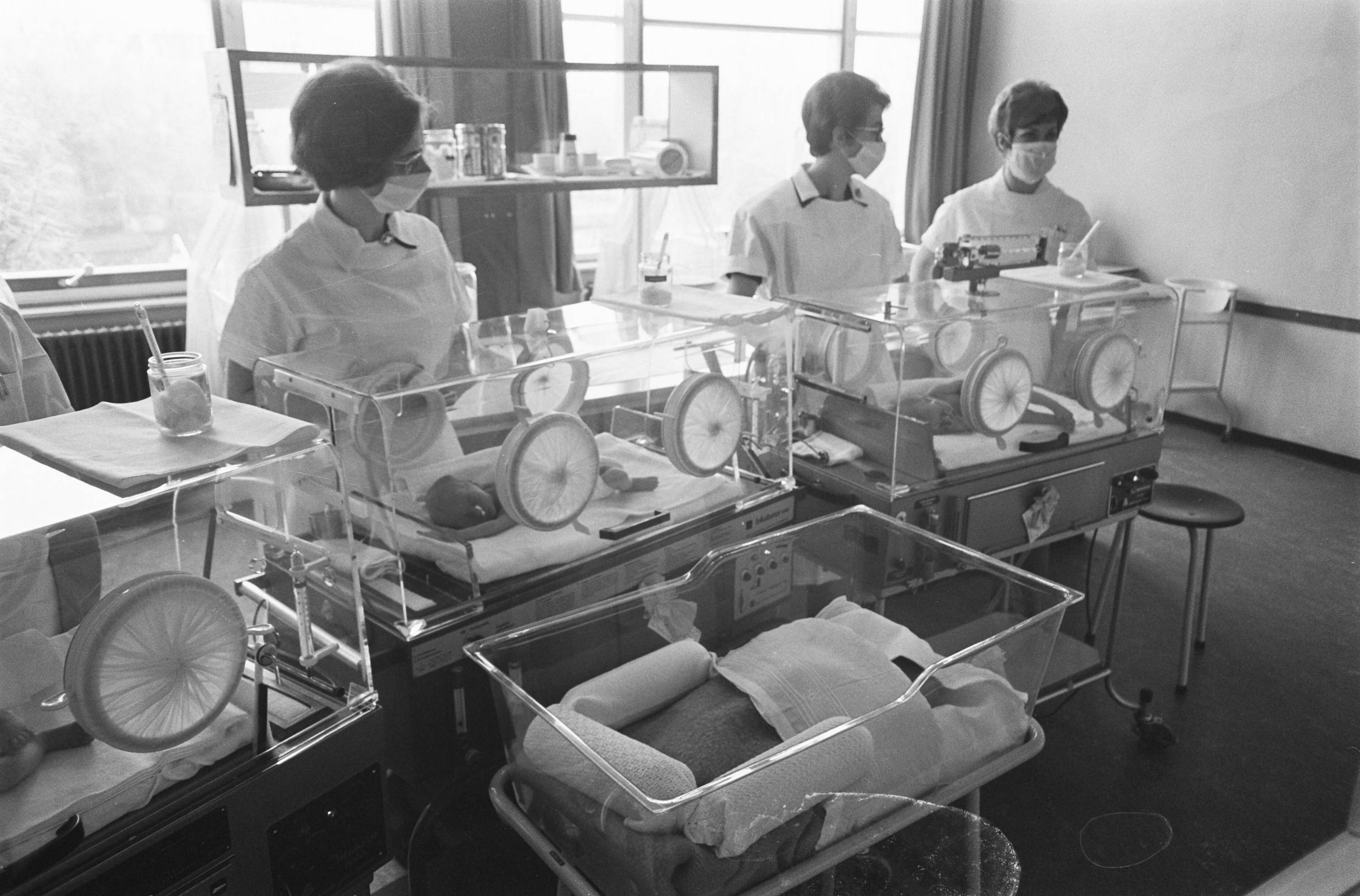 Fotocollectie Anefo — Vierling Verheul in couveuse in Algemeen Ziekenhuis te Woerden — Foto: Evers, Joost / Anefo. Licentie: Set B: Rechtenvrij / Publiek Domein. Bron: Nationaal Archief. http://hdl.handle.net/10648/ab617aca-d0b4-102d-bcf8-003048976d84