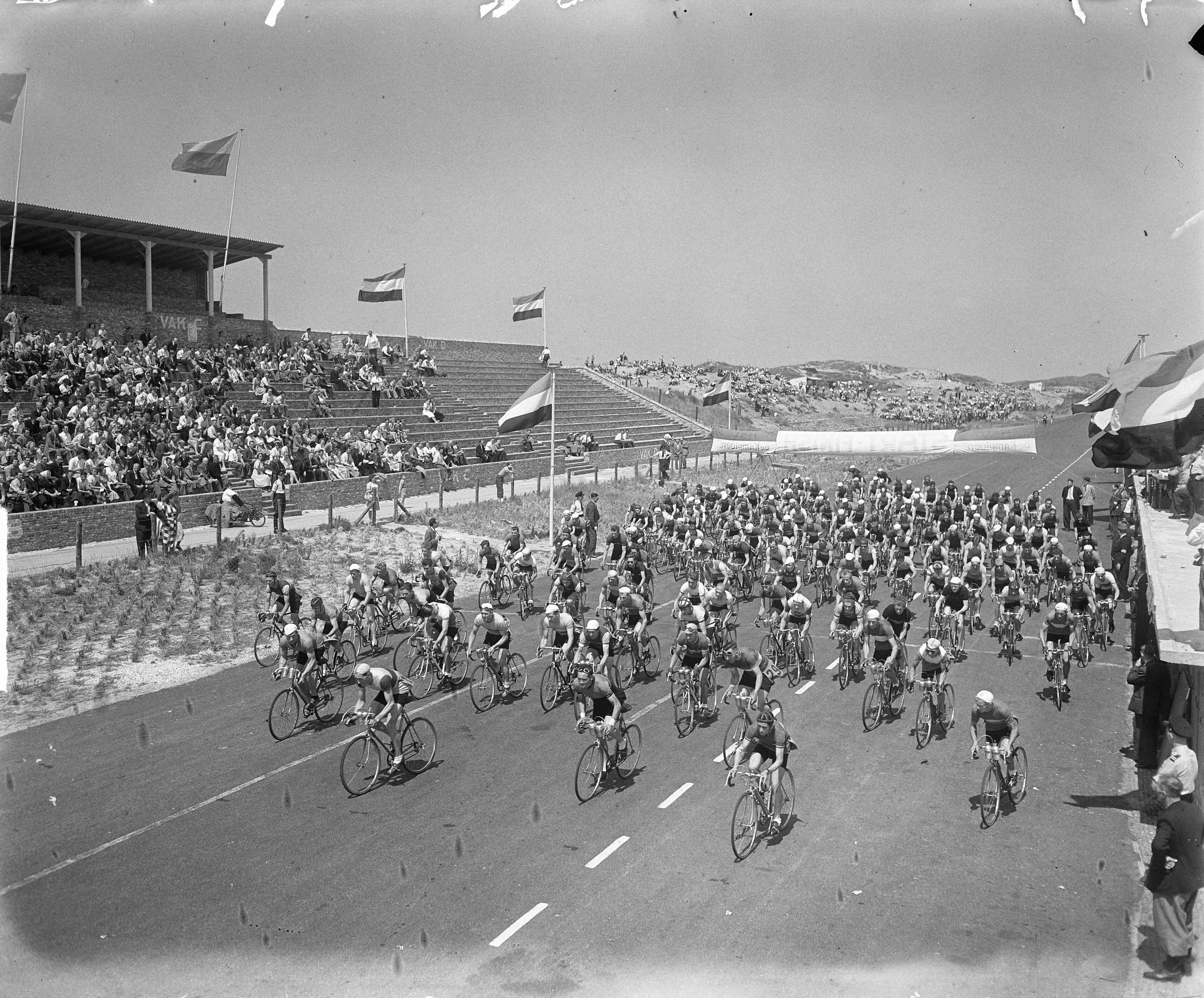 Fotocollectie Anefo — Wielerkampioenschappen van Nederland voor amateurs op het circuit Zandvoort. Start — Foto: Winterbergen, Rolf / Anefo. Licentie: Set B: Rechtenvrij / Publiek Domein. Bron: Nationaal Archief. http://hdl.handle.net/10648/a8db37f0-d0b4-102d-bcf8-003048976d84
