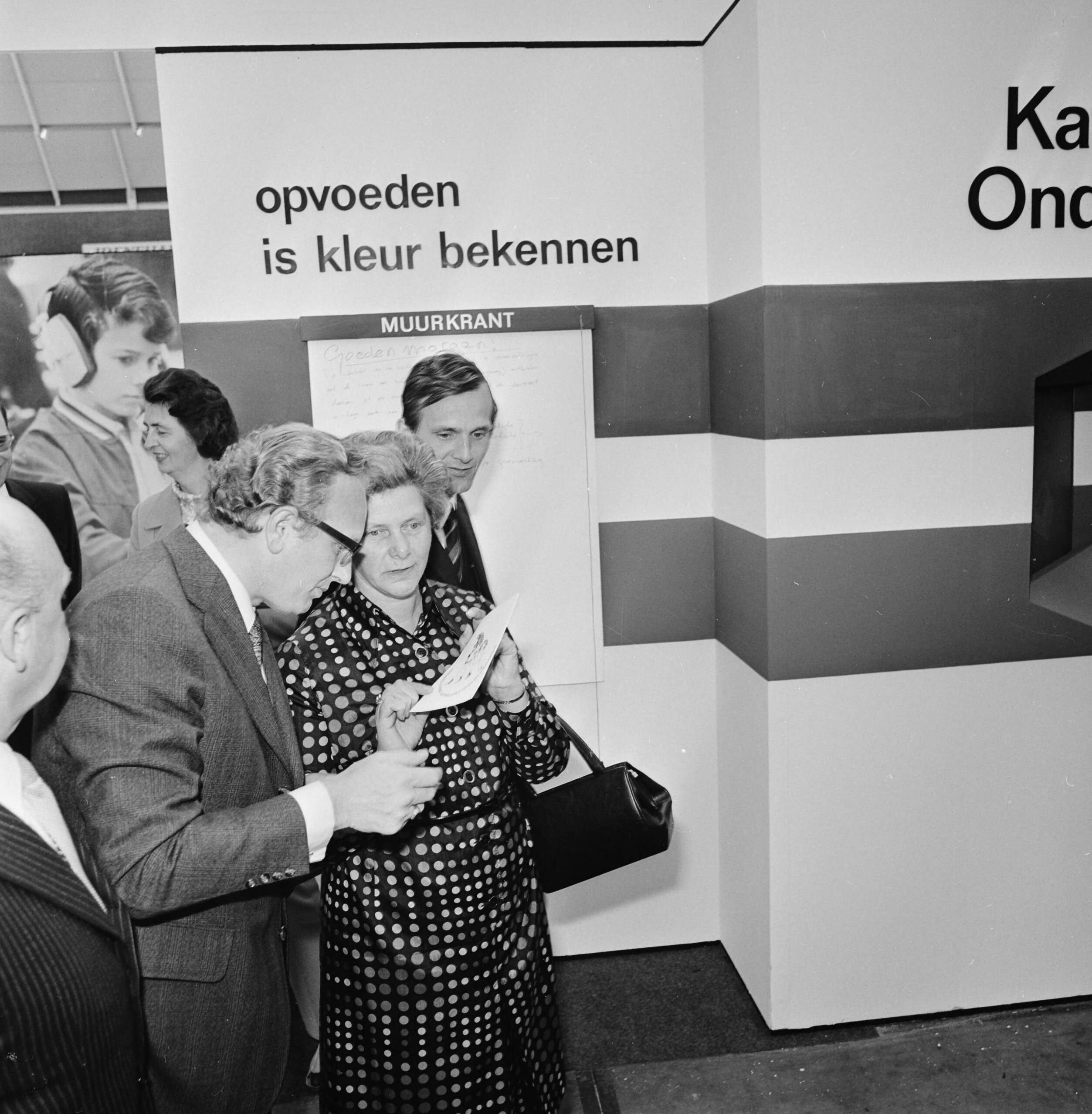 Fotocollectie Anefo — Minister Kemenade opent internationale onderwijs tentoonstelling in Utrecht, minister Kemenade op tentoonstelling — Foto: Mieremet, Rob / Anefo. Licentie: Set B: Rechtenvrij / Publiek Domein. Bron: Nationaal Archief. http://hdl.handle.net/10648/ac47de16-d0b4-102d-bcf8-003048976d84