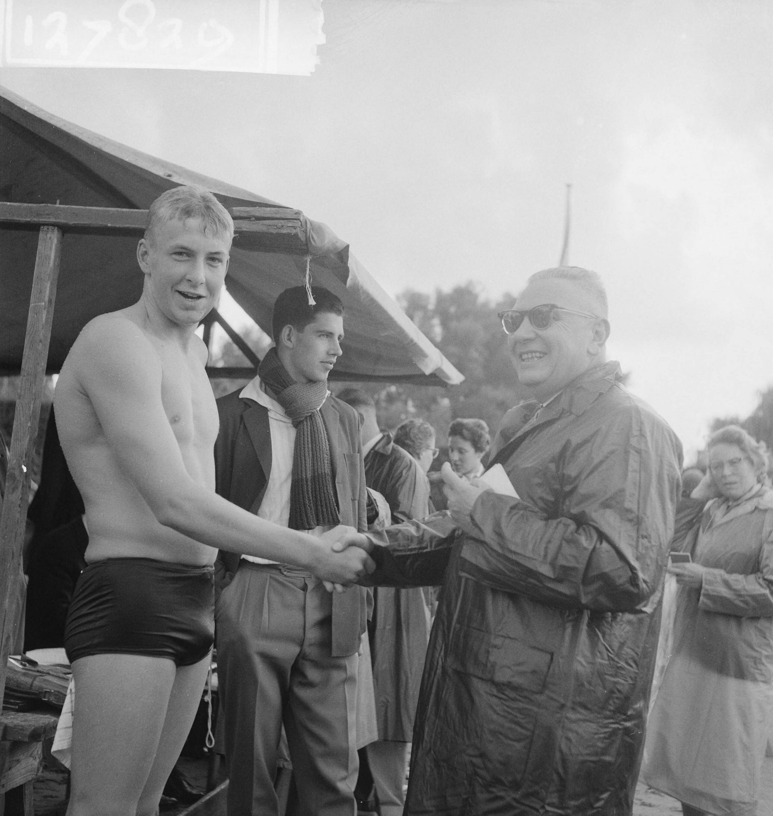 Fotocollectie Anefo — Nederlands kampioenschap zwemmen 1500 meter in Breda. Johan Bontekoe wordt gefeliciteerd — Foto: Koch, Eric / Anefo. Licentie: Set B: Rechtenvrij / Publiek Domein. Bron: Nationaal Archief. http://hdl.handle.net/10648/a9dde5da-d0b4-102d-bcf8-003048976d84