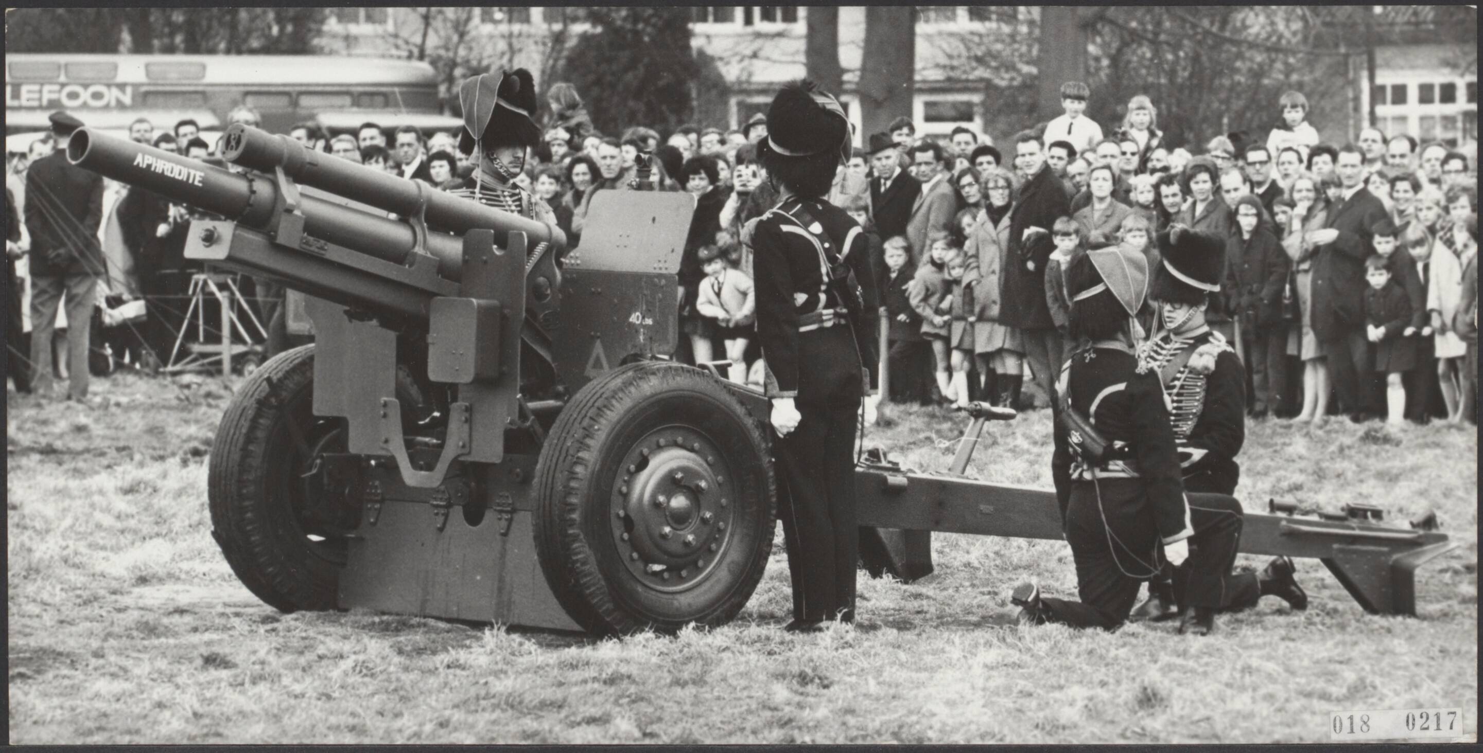 Fotocollectie Elsevier Binnenland — Het mooie weer heeft heel wat mensen naar Drakensteyn gevoerd. Het enige wat goed te zien was, was een oefening van de Gele Rijders met een kanon vlakbij Drakensteyn, die speciaal voor de televisie werd gedaan — Foto: Kroon, Ron / Anefo. Licentie: Set B: Rechtenvrij / Publiek Domein. Bron: Nationaal Archief. http://hdl.handle.net/10648/adc1975a-d0b4-102d-bcf8-003048976d84
