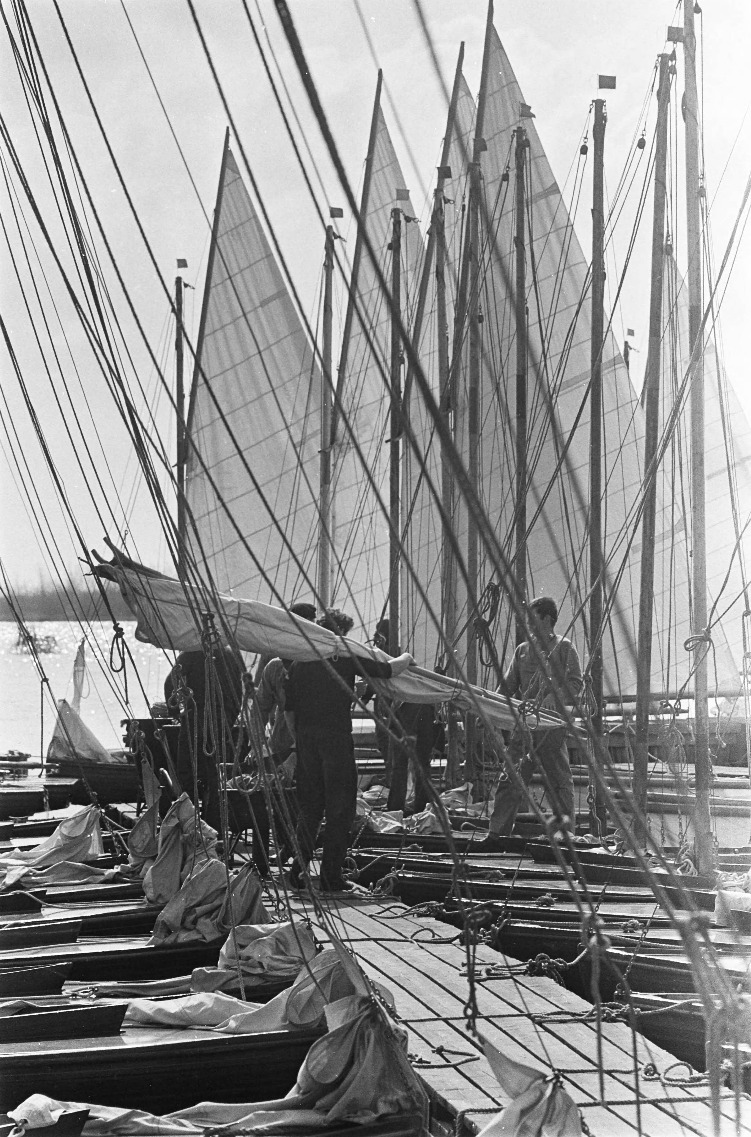 Fotocollectie Anefo — Voorbereidingen zeilwedstrijden Loosdrecht — Foto: Kroon, Ron / Anefo. Licentie: Set B: Rechtenvrij / Publiek Domein. Bron: Nationaal Archief. http://hdl.handle.net/10648/ab3cbde8-d0b4-102d-bcf8-003048976d84