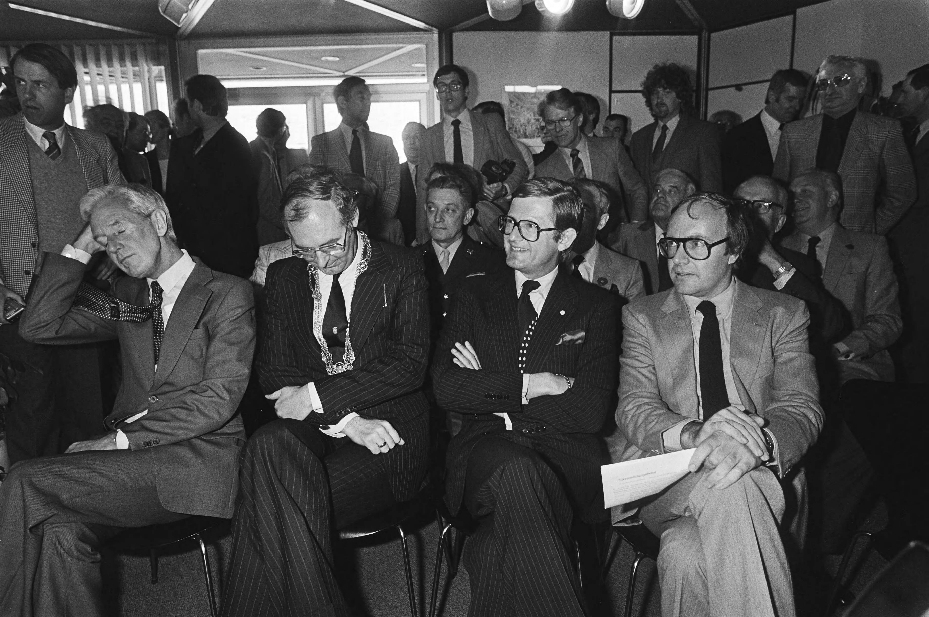 Fotocollectie Anefo — Uitreiking Oranje-wissel-objectief-1980 door Pieter van Vollenhoven aan Pieter Magielsen, burgemeester Scheveningen, Van Vollenhoven en Kaan — Foto: Dijk, Hans van / Anefo. Licentie: Set B: Rechtenvrij / Publiek Domein. Bron: Nationaal Archief. http://hdl.handle.net/10648/acf999a8-d0b4-102d-bcf8-003048976d84