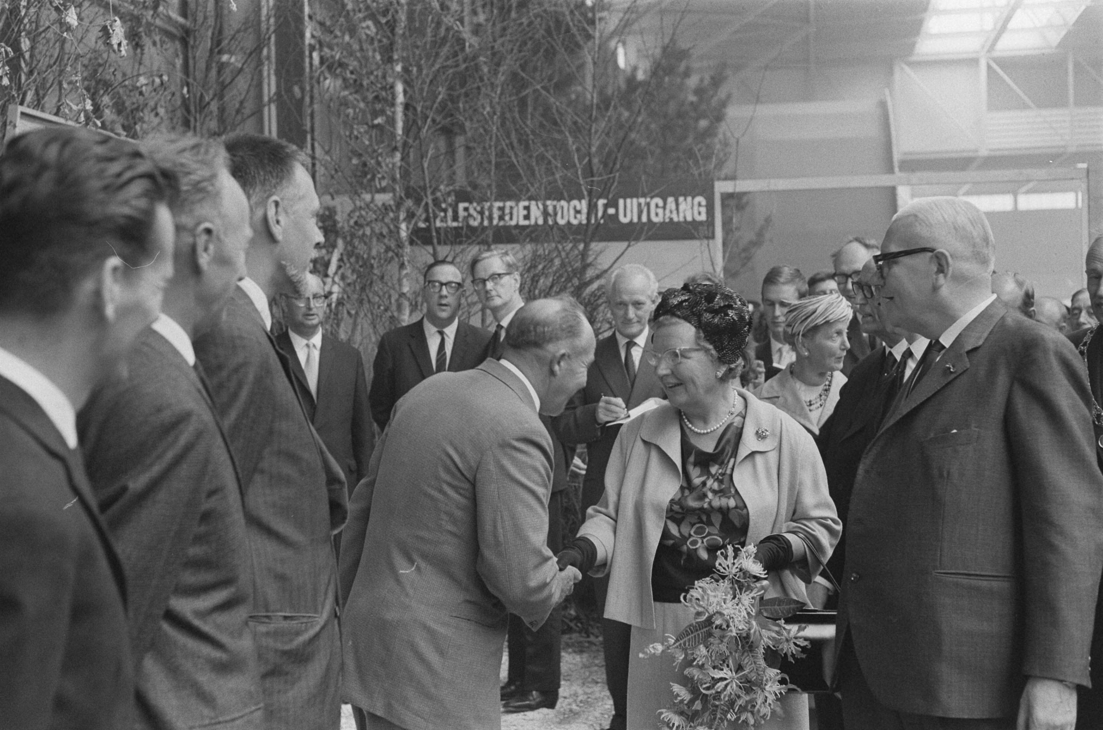 Fotocollectie Anefo — Koningin Juliana bracht een bezoek aan de tentoonstelling "Frisiana" te Leeuwarden. De vorstin wordt voorgesteld aan winnaars van de Elfstedentocht en schudt de hand van Auke Adema, de winnaar in 1940 en 1941. Links staan vlnr. Jeen van de Berg, winnaar in 1954, Sipke Castelein, winnaar in 1933, en de schilder Cees Bantzinger, waarvan een tentoonstelling van Elfstedentochtschilderijen te zien is. Rechts J.L. Hoogland, voorzitter van de vereniging De Friese Elf Steden — Foto: Pot, Harry / Anefo. Licentie: Set B: Rechtenvrij / Publiek Domein. Bron: Nationaal Archief. http://hdl.handle.net/10648/aa45e176-d0b4-102d-bcf8-003048976d84