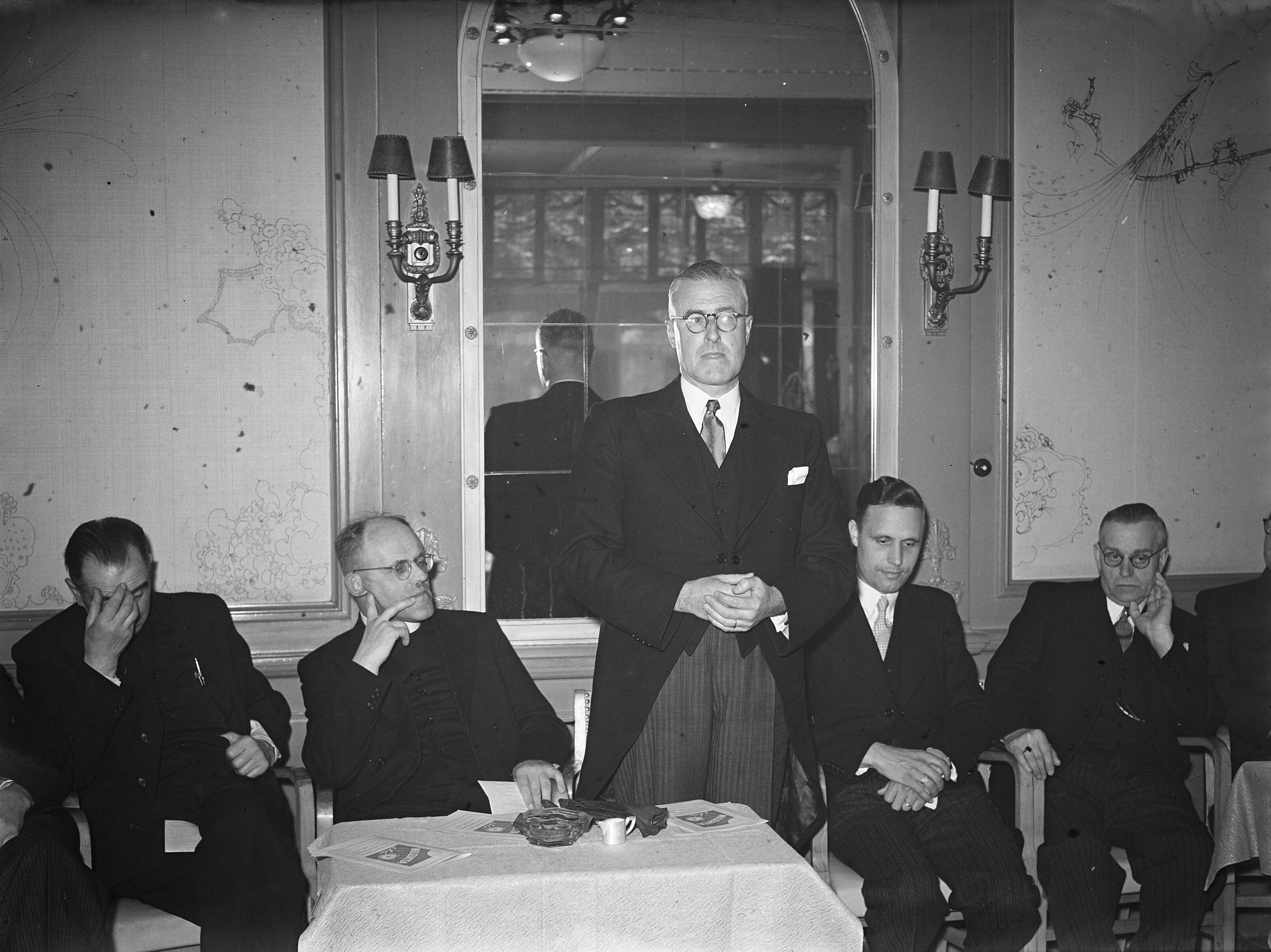 Fotocollectie Anefo — Opening tentoonstelling "Milenta" te Hilversum door burgemeester J.A.G.M. van Hellenberg Hubar — Foto: Oorschot, […] van / Anefo. Licentie: Set B: Rechtenvrij / Publiek Domein. Bron: Nationaal Archief. http://hdl.handle.net/10648/a8b73418-d0b4-102d-bcf8-003048976d84