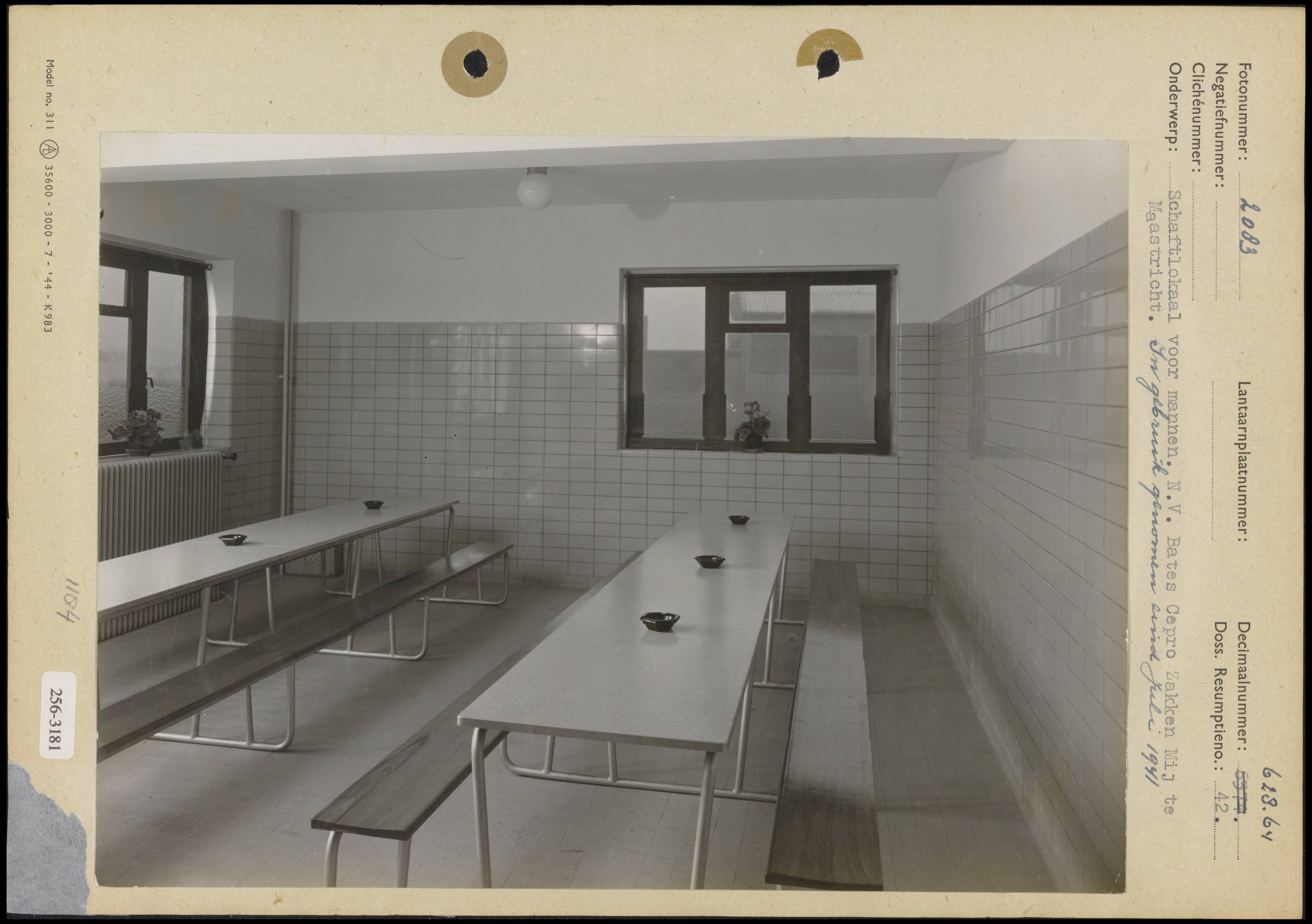 Schaftlokalen en kantines — Schaftlokaal voor mannen bij NV Bates Cepro Zakken Maatschappij te Maastricht; in gebruik genomen eind juli 1941 — Foto: Onbekend / Publiek Domein of Rechtenvrij. Licentie: Set B: Rechtenvrij / Publiek Domein. Bron: Nationaal Archief. http://hdl.handle.net/10648/b016249e-d0b4-102d-bcf8-003048976d84