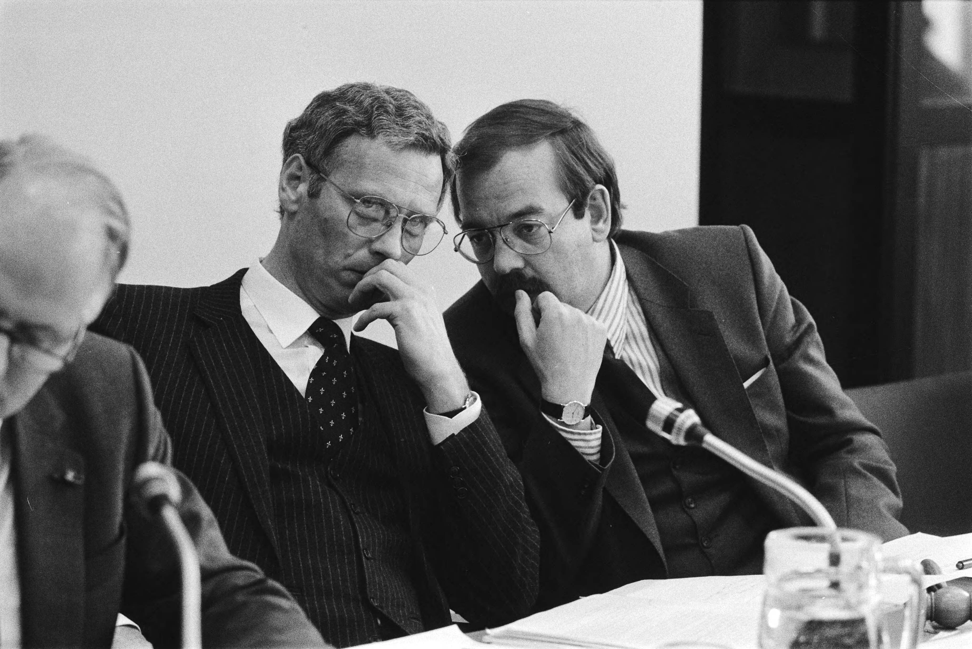 Fotocollectie Anefo — Minister Van den Broek (Buitenlandse Zaken) (l) in gesprek met Relus ter Beek (PvdA) tijdens een bijeenkomst van de Kamercommissie van Buitenlandse Zaken — Foto: Antonisse, Marcel / Anefo. Licentie: Set B: Rechtenvrij / Publiek Domein. Bron: Nationaal Archief. http://hdl.handle.net/10648/ad25ded2-d0b4-102d-bcf8-003048976d84