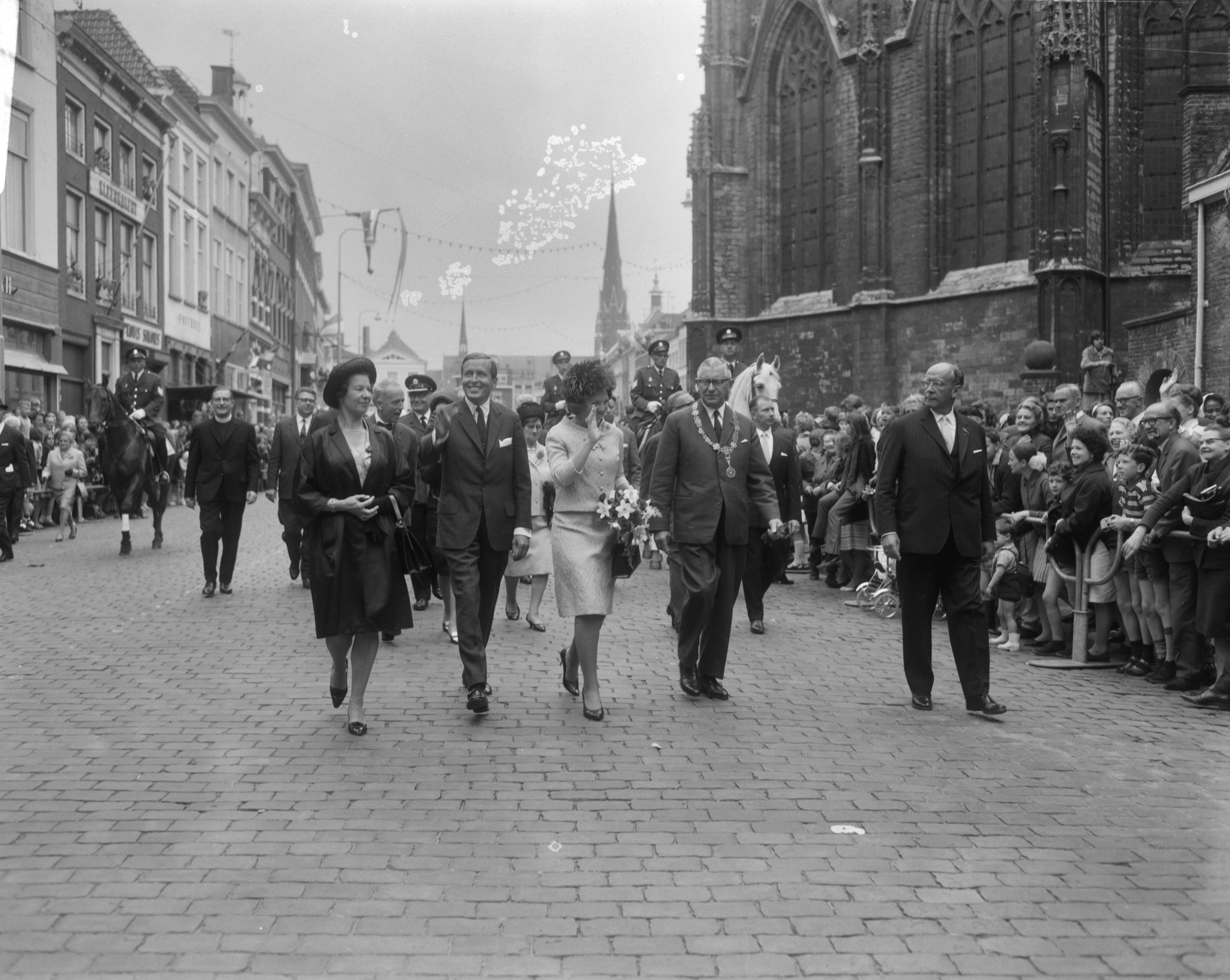 Fotocollectie Anefo — Prinses Beatrix en prins Claus brachten bezoek aan Breda tijdens wandeling — Foto: Bilsen, Joop van / Anefo. Licentie: Set B: Rechtenvrij / Publiek Domein. Bron: Nationaal Archief. http://hdl.handle.net/10648/aaeb8194-d0b4-102d-bcf8-003048976d84