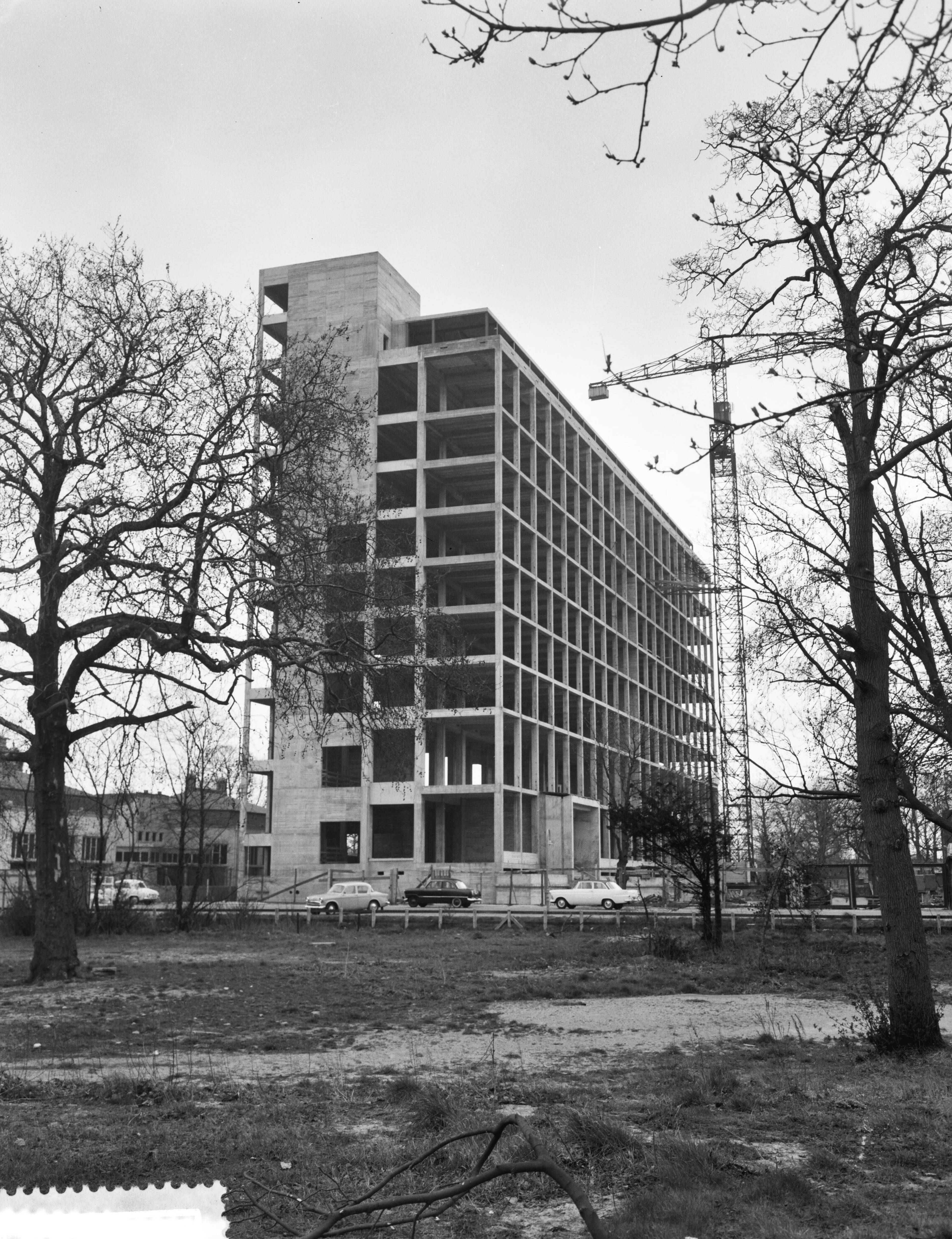 Fotocollectie Anefo — Bouw nieuw provinciehuis in Den Haag — Foto: Rossem, Wim van / Anefo. Licentie: Set B: Rechtenvrij / Publiek Domein. Bron: Nationaal Archief. http://hdl.handle.net/10648/a9cf3a6c-d0b4-102d-bcf8-003048976d84