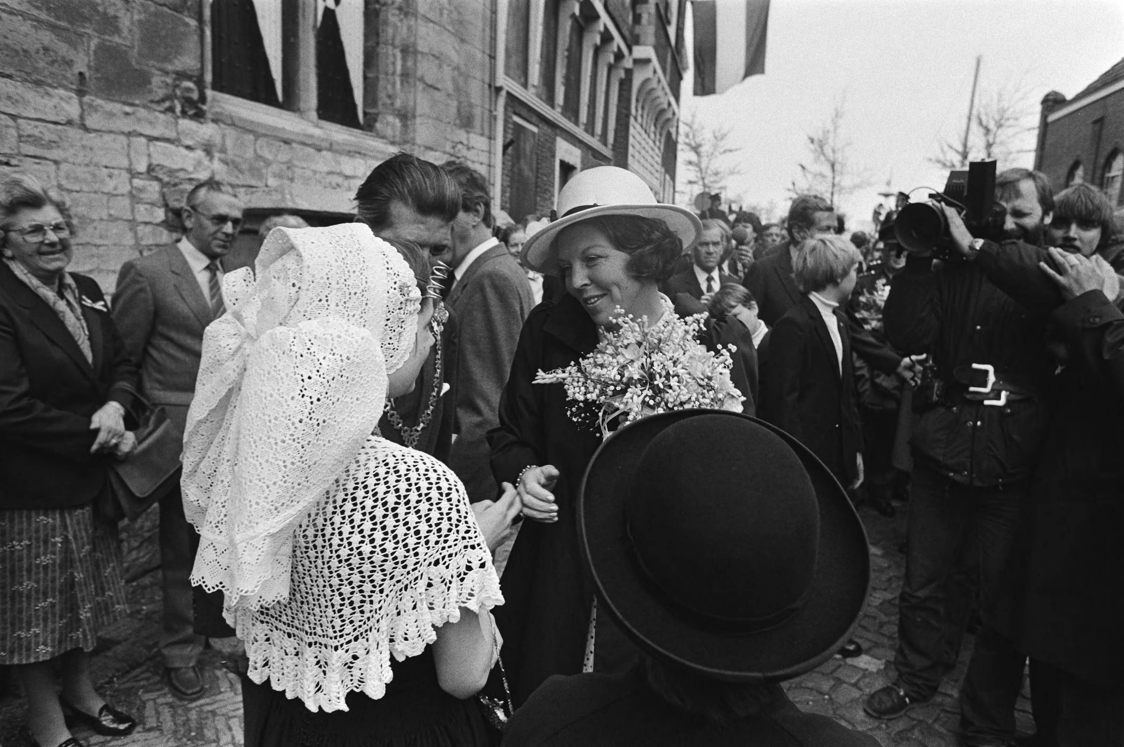Fotocollectie Anefo — Viering Koninginnedag in Veere, tijdens de wandeling door Veere begroet Beatrix enkele mensen — Foto: Bogaerts, Rob / Anefo. Licentie: Set B: Rechtenvrij / Publiek Domein. Bron: Nationaal Archief. http://hdl.handle.net/10648/acfab3f6-d0b4-102d-bcf8-003048976d84