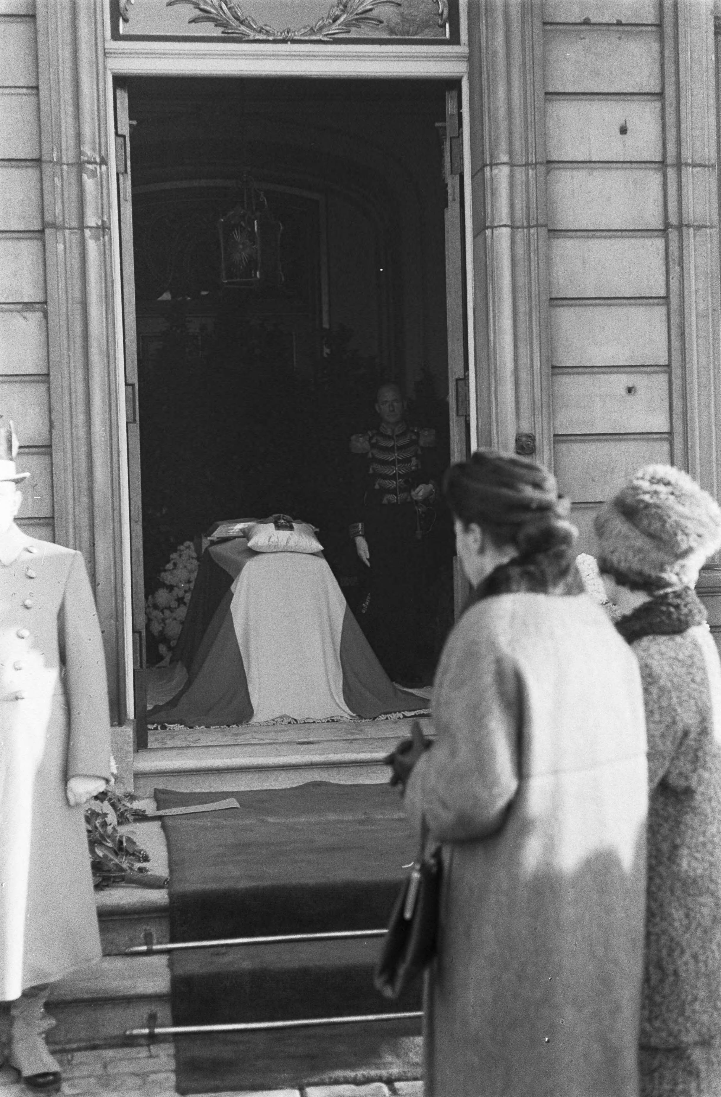 Fotocollectie Anefo — Defilé Lange Voorhout te Den Haag — Foto: Pot, Harry / Anefo. Licentie: Set B: Rechtenvrij / Publiek Domein. Bron: Nationaal Archief. http://hdl.handle.net/10648/aa218c72-d0b4-102d-bcf8-003048976d84