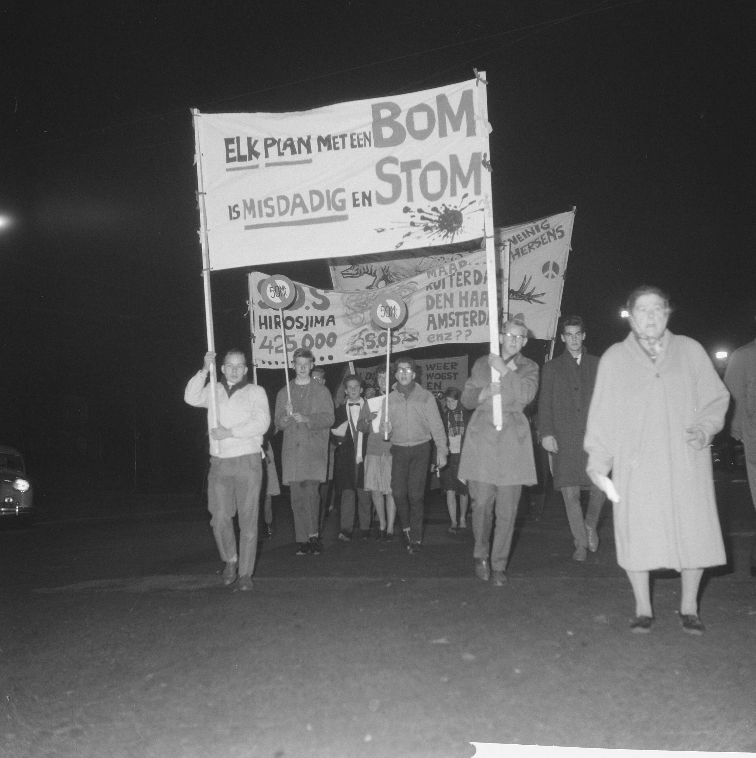 Fotocollectie Anefo — Anti-Atoombommars in Den Haag. De betogers onderweg — Foto: Pot, Harry / Anefo. Licentie: Set B: Rechtenvrij / Publiek Domein. Bron: Nationaal Archief. http://hdl.handle.net/10648/a9e992ae-d0b4-102d-bcf8-003048976d84