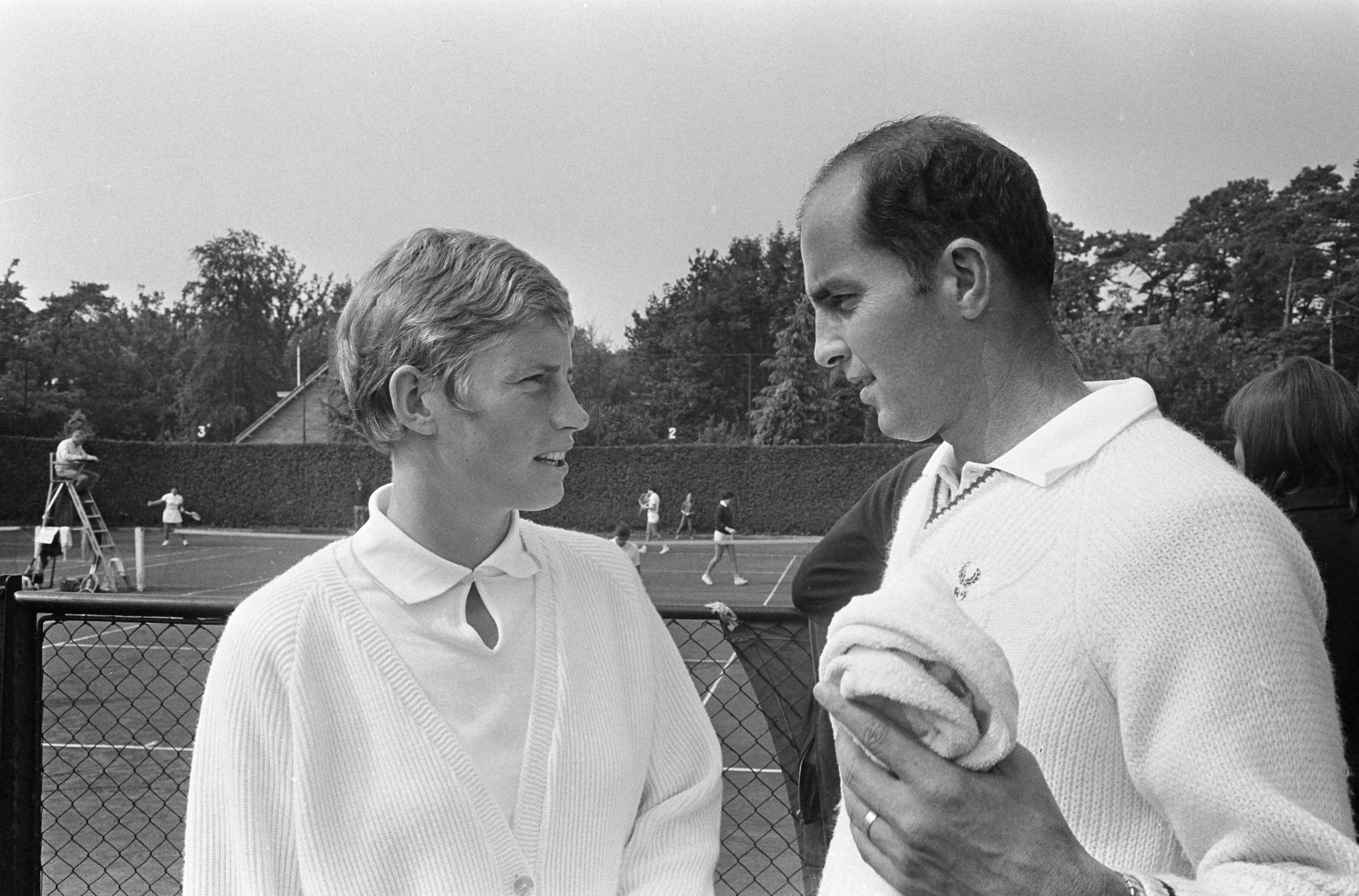 Fotocollectie Anefo — Internationale tenniskampioenschappen te Hilversum, Trudy Groenman in gesprek met Bob Hewitt — Foto: Koch, Eric / Anefo. Licentie: Set B: Rechtenvrij / Publiek Domein. Bron: Nationaal Archief. http://hdl.handle.net/10648/aaf34730-d0b4-102d-bcf8-003048976d84