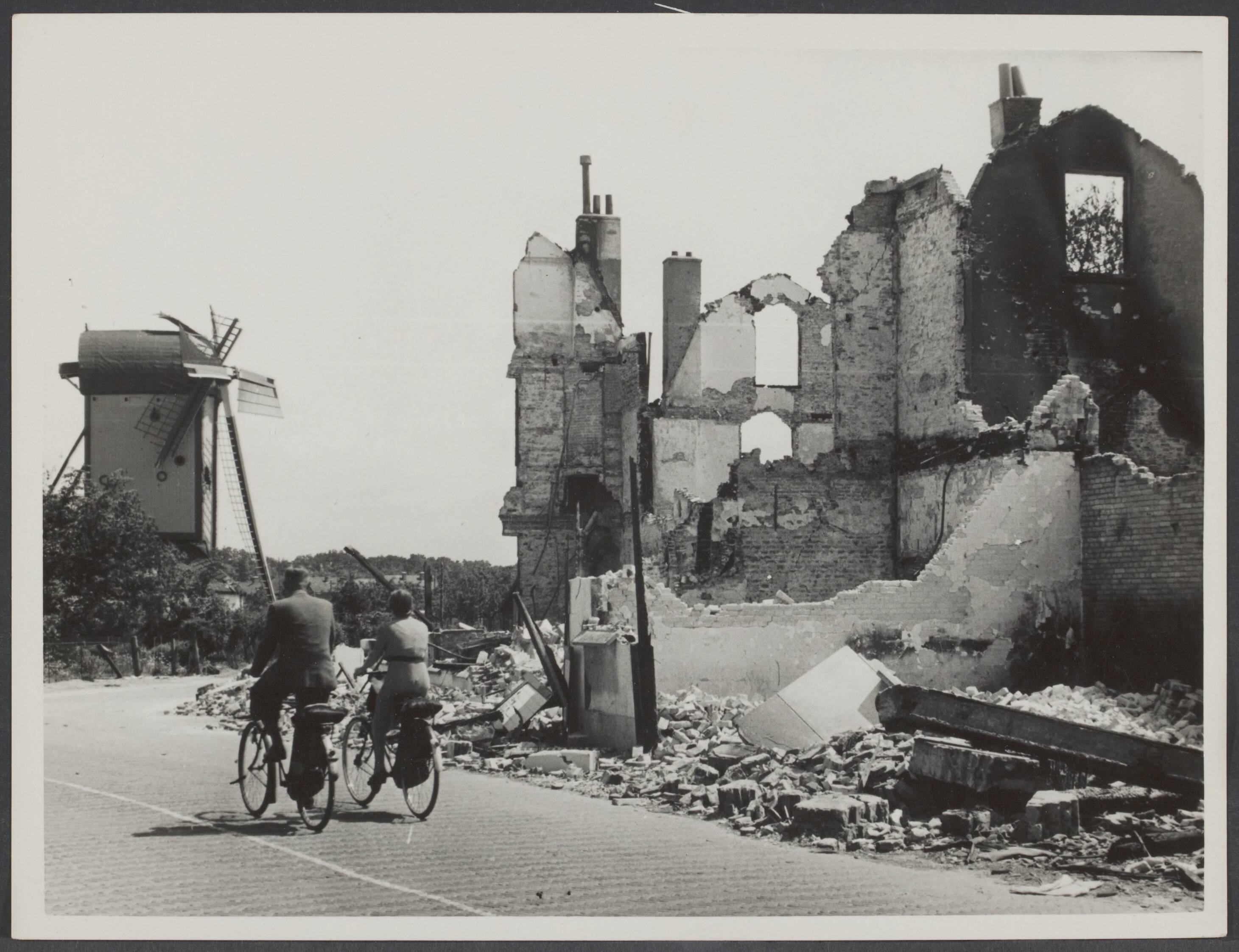 Vervoer — Serie Verwoesting. Ruïnes te Scherpenzeel — Foto: Valks, H.J.M. / Spaarnestad. Licentie: Set B: Rechtenvrij / Publiek Domein. Bron: Nationaal Archief. http://hdl.handle.net/10648/62d2dae5-d675-5b66-57e7-e3ff8af4f8d2