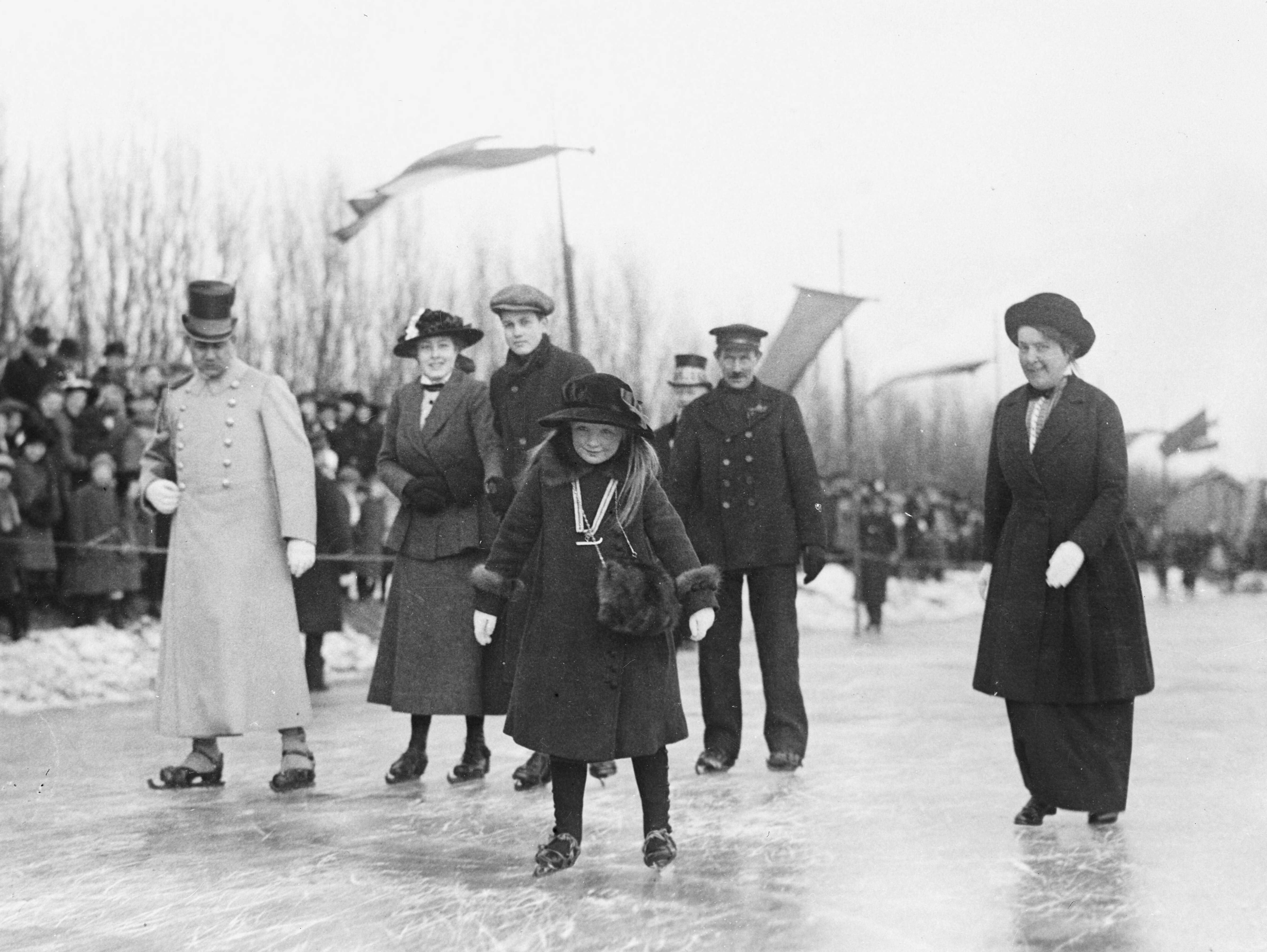 Fotocollectie RVD / Koninklijk Huis — Prinses Juliana op de schaats te Leeuwarden op ijsclub Leeuwarden, zondag 28 januari 1917 — Foto: Rousel (repro) / RVD. Licentie: Set B: Rechtenvrij / Publiek Domein. Bron: Nationaal Archief. http://hdl.handle.net/10648/afb61540-d0b4-102d-bcf8-003048976d84