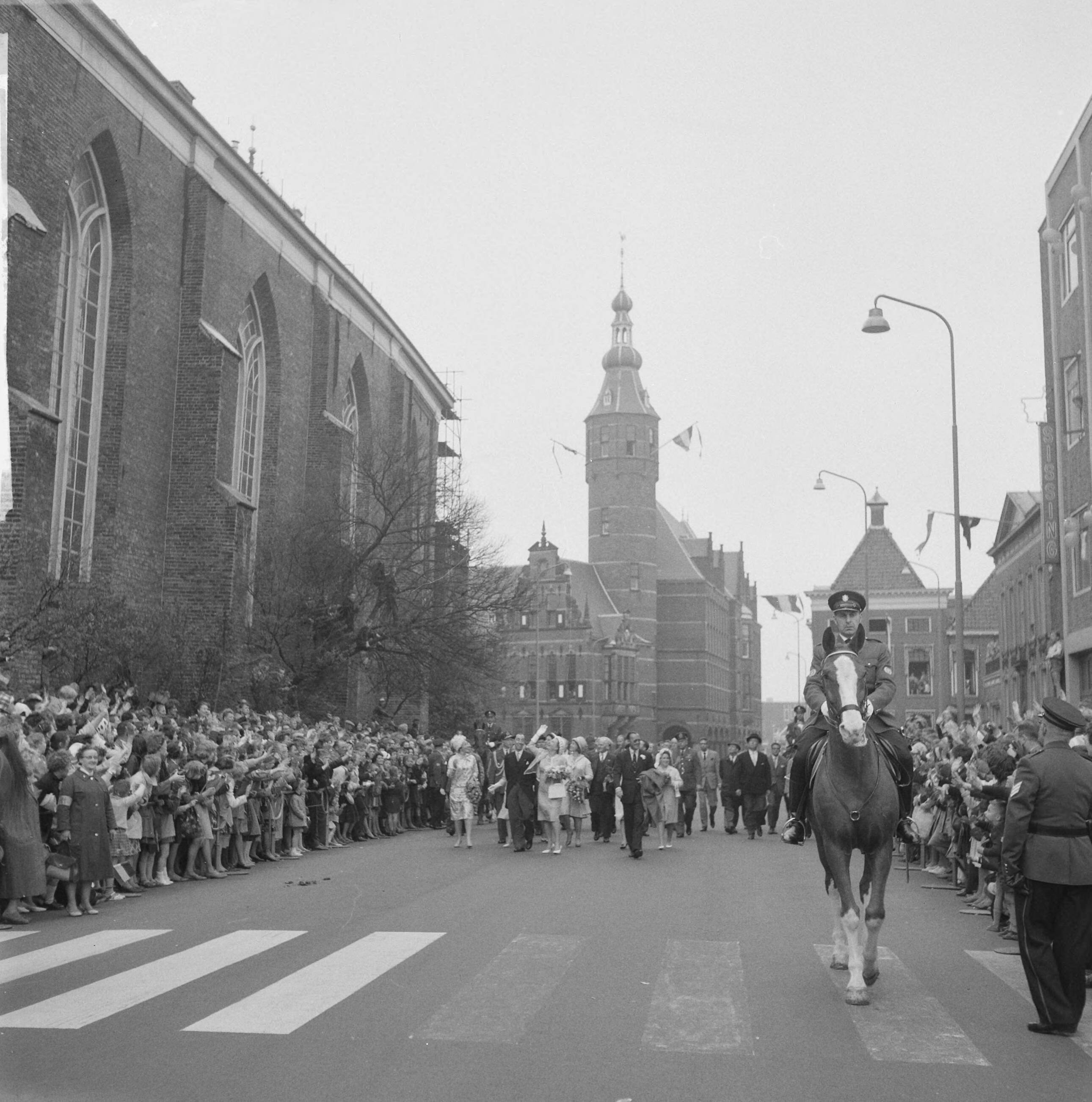Koninklijk bezoek aan Groningen en Friesland (1962) — Koninklijk bezoek aan Groningen — Foto: Merk, Ben / Anefo. Licentie: Set B: Rechtenvrij / Publiek Domein. Bron: Nationaal Archief. http://hdl.handle.net/10648/aa071af4-d0b4-102d-bcf8-003048976d84