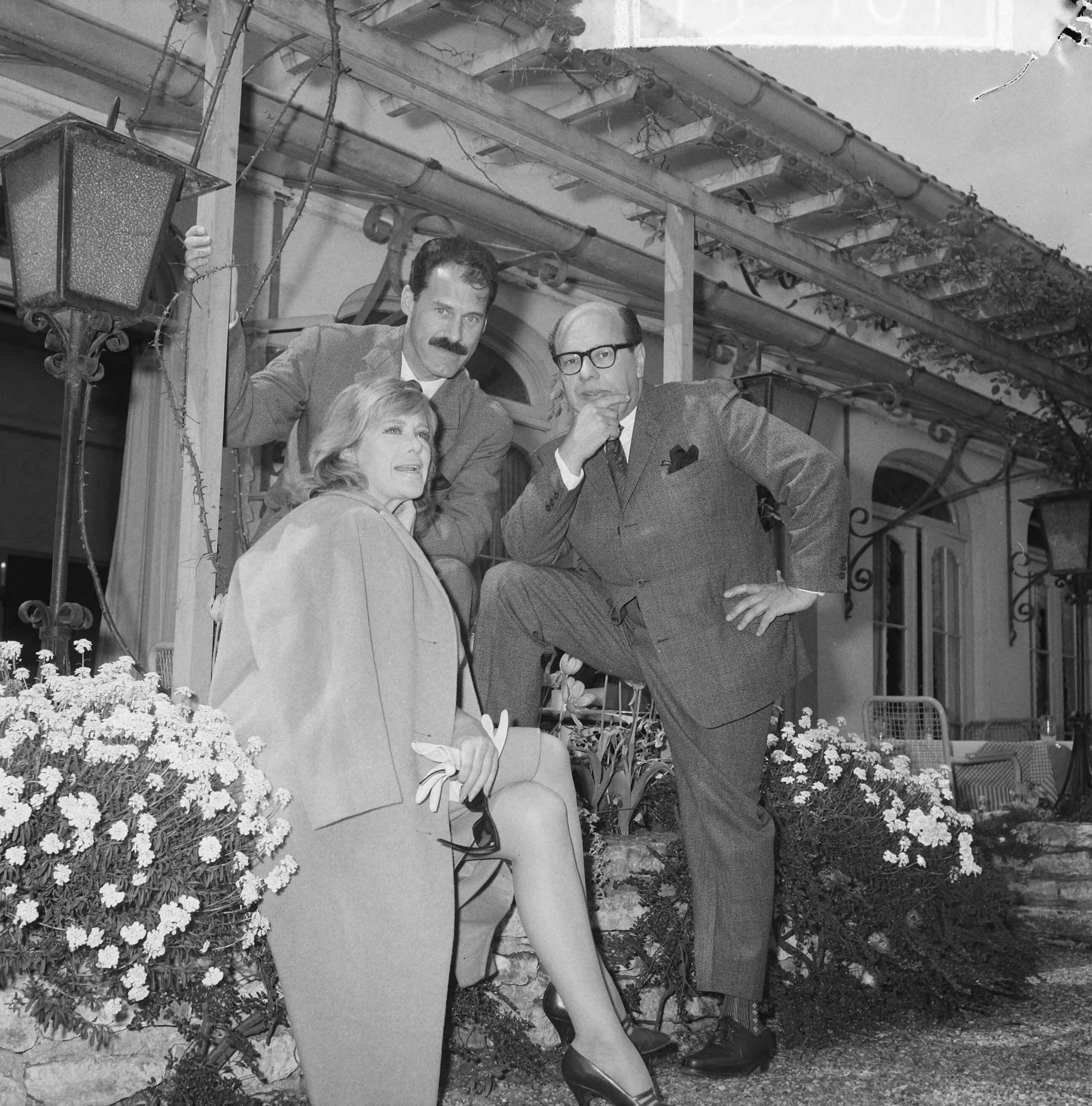 Fotocollectie Anefo — Hildegard Knef, Duitse actrice in TV-programma van Simon van Collem. Vlnr. Hildegard Knef, Fred Hoyte en Simon van Collem — Foto: Nijs, Jac. de / Anefo. Licentie: Set B: Rechtenvrij / Publiek Domein. Bron: Nationaal Archief. http://hdl.handle.net/10648/aa38c752-d0b4-102d-bcf8-003048976d84