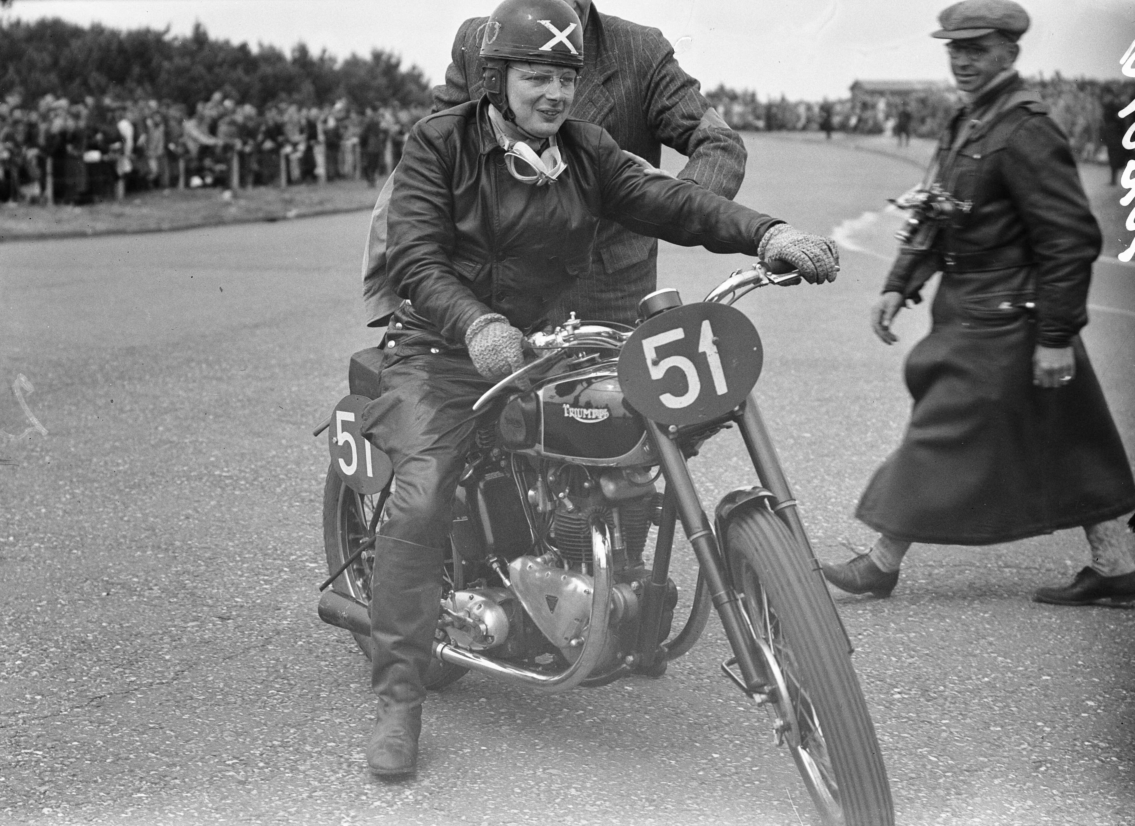 Nationale Motorwedstrijden Zandvoort — Foto: Sagers, Harry / Anefo. — Licentie: Set B: Rechtenvrij / Publiek Domein. Bron: Nationaal Archief. http://hdl.handle.net/10648/a8a901ae-d0b4-102d-bcf8-003048976d84