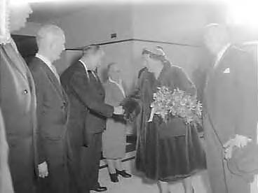 Fotocollectie Anefo — Onofficieel bezoek van koningin Juliana aan Hilversum. Hier op het stadhuis met burgemeester Boot — Foto: Bilsen, Joop van / Anefo. Licentie: Set B: Rechtenvrij / Publiek Domein. Bron: Nationaal Archief. http://hdl.handle.net/10648/a9537c92-d0b4-102d-bcf8-003048976d84
