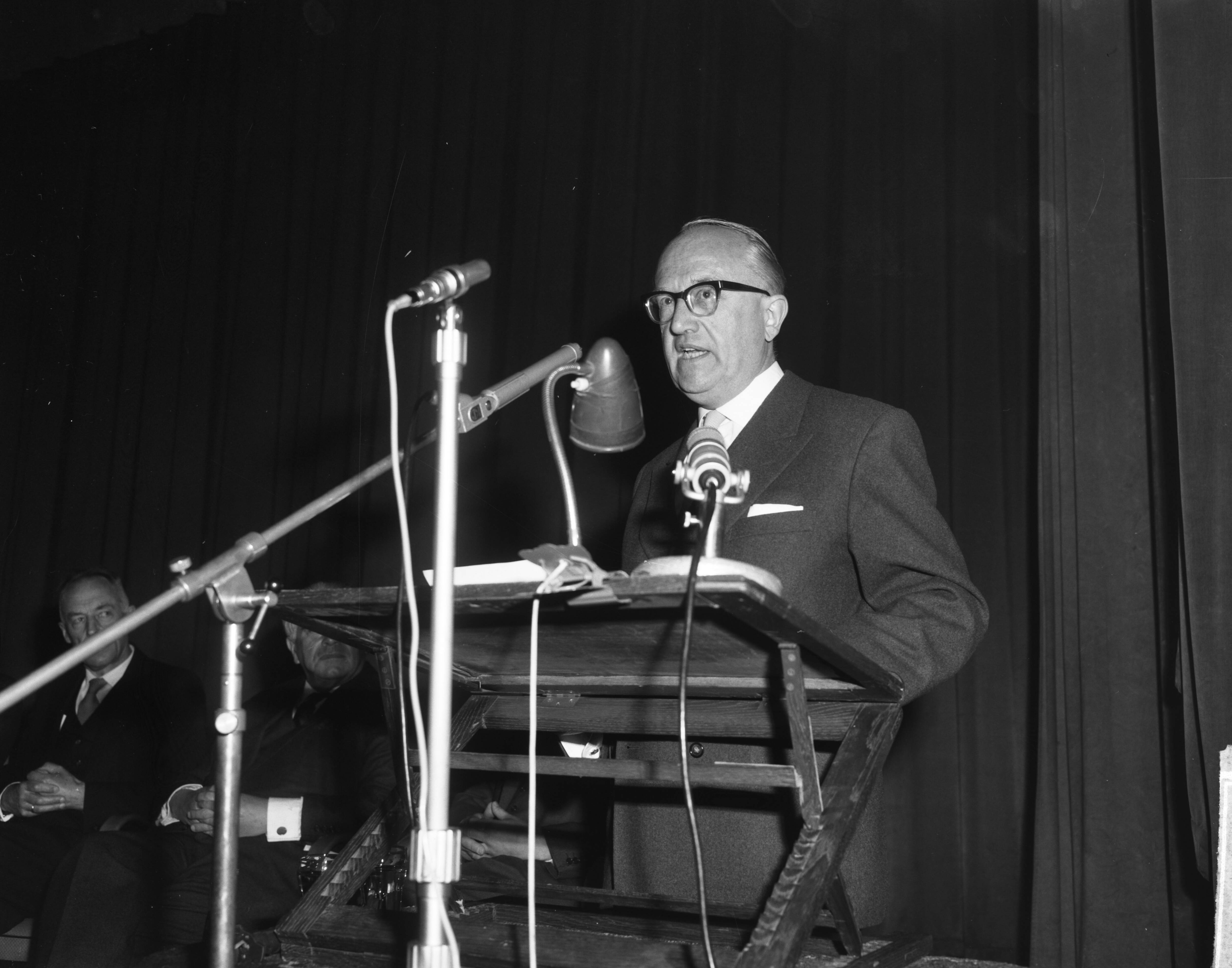 Fotocollectie Anefo — Congres Randgebieden in Leeuwarden begonnen. Prof. dr. W. Hallstein, voorzitter van de Europese Commissie, tijdens zijn toespraak — Foto: Bilsen, Joop van / Anefo. Licentie: Set B: Rechtenvrij / Publiek Domein. Bron: Nationaal Archief. http://hdl.handle.net/10648/aa37924c-d0b4-102d-bcf8-003048976d84
