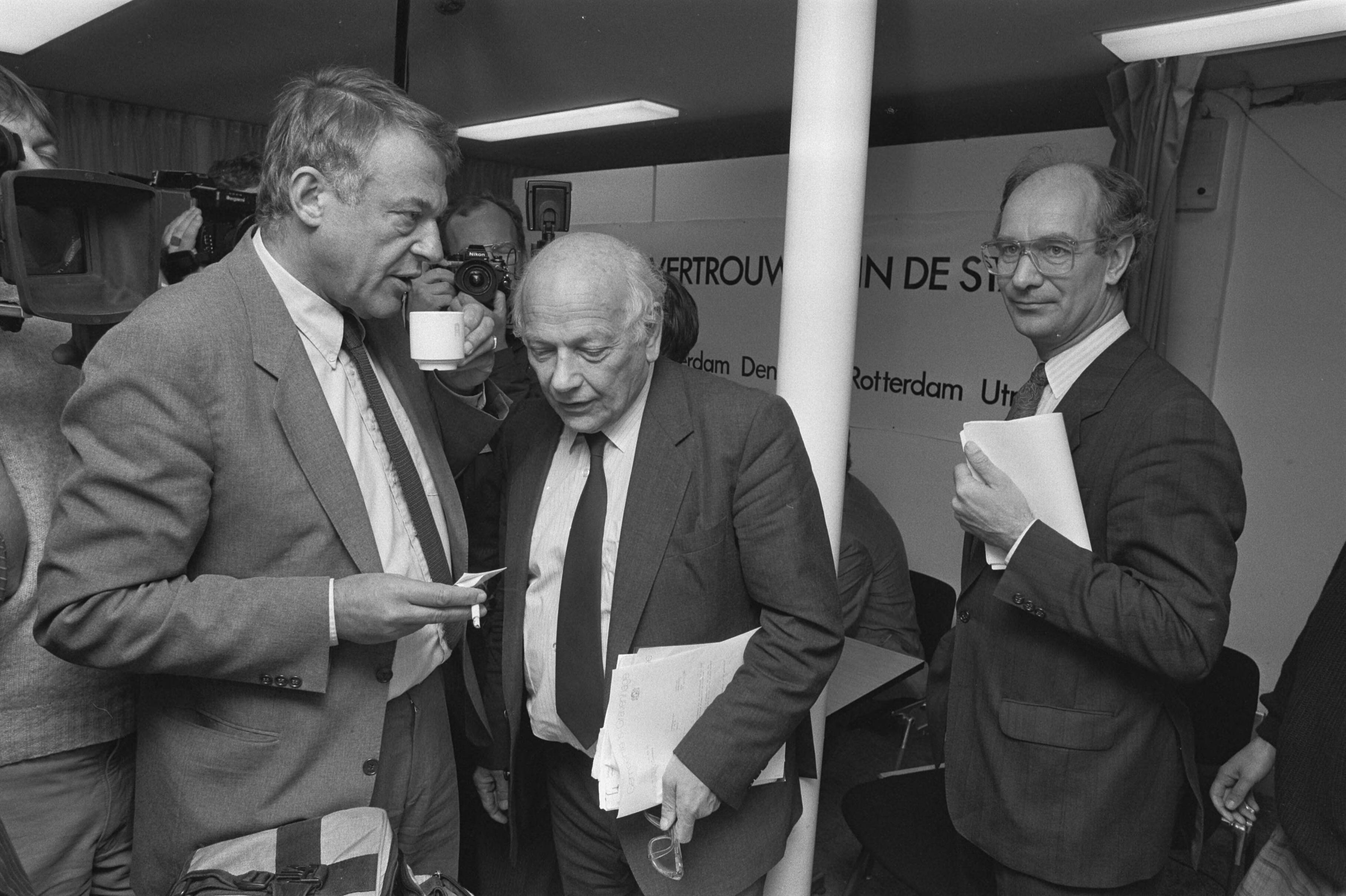 Fotocollectie Anefo — Burgemeesters van 4 grote steden bieden lijsttrekkers memorandum aan vlnr: van Mierlo , Den Uyl , de Vries op station in Utrecht — Foto: Bogaerts, Rob / Anefo. Licentie: Set B: Rechtenvrij / Publiek Domein. Bron: Nationaal Archief. http://hdl.handle.net/10648/ad535056-d0b4-102d-bcf8-003048976d84