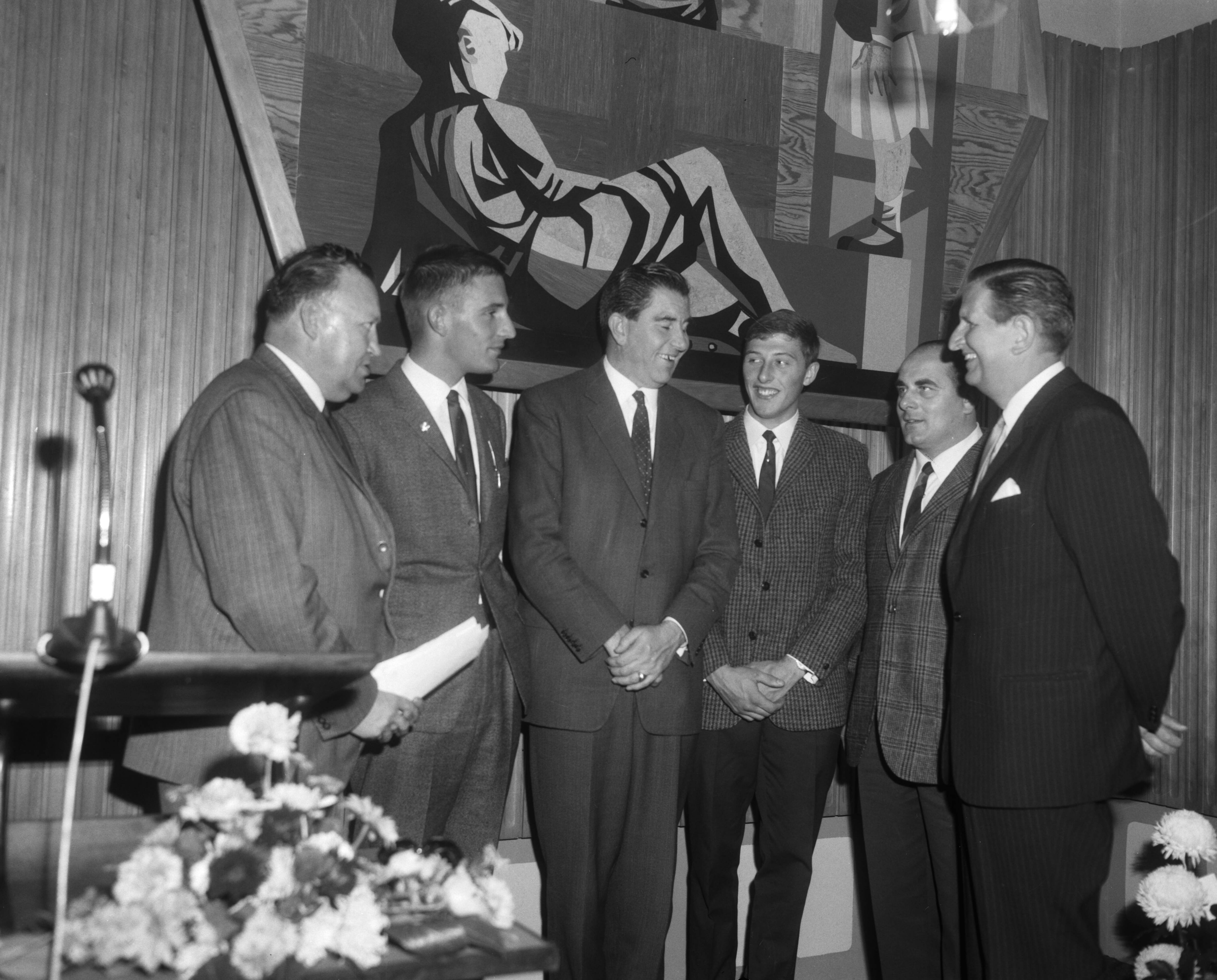Receptie van de wielrenner Tiemen Groen — Derde van links; burgemeester I. Baart van Zaandam met naast hen Tiemen Groen — Foto: Bilsen, Joop van / Anefo. Licentie: Set B: Rechtenvrij / Publiek Domein. Bron: Nationaal Archief. http://hdl.handle.net/10648/ab015f28-d0b4-102d-bcf8-003048976d84