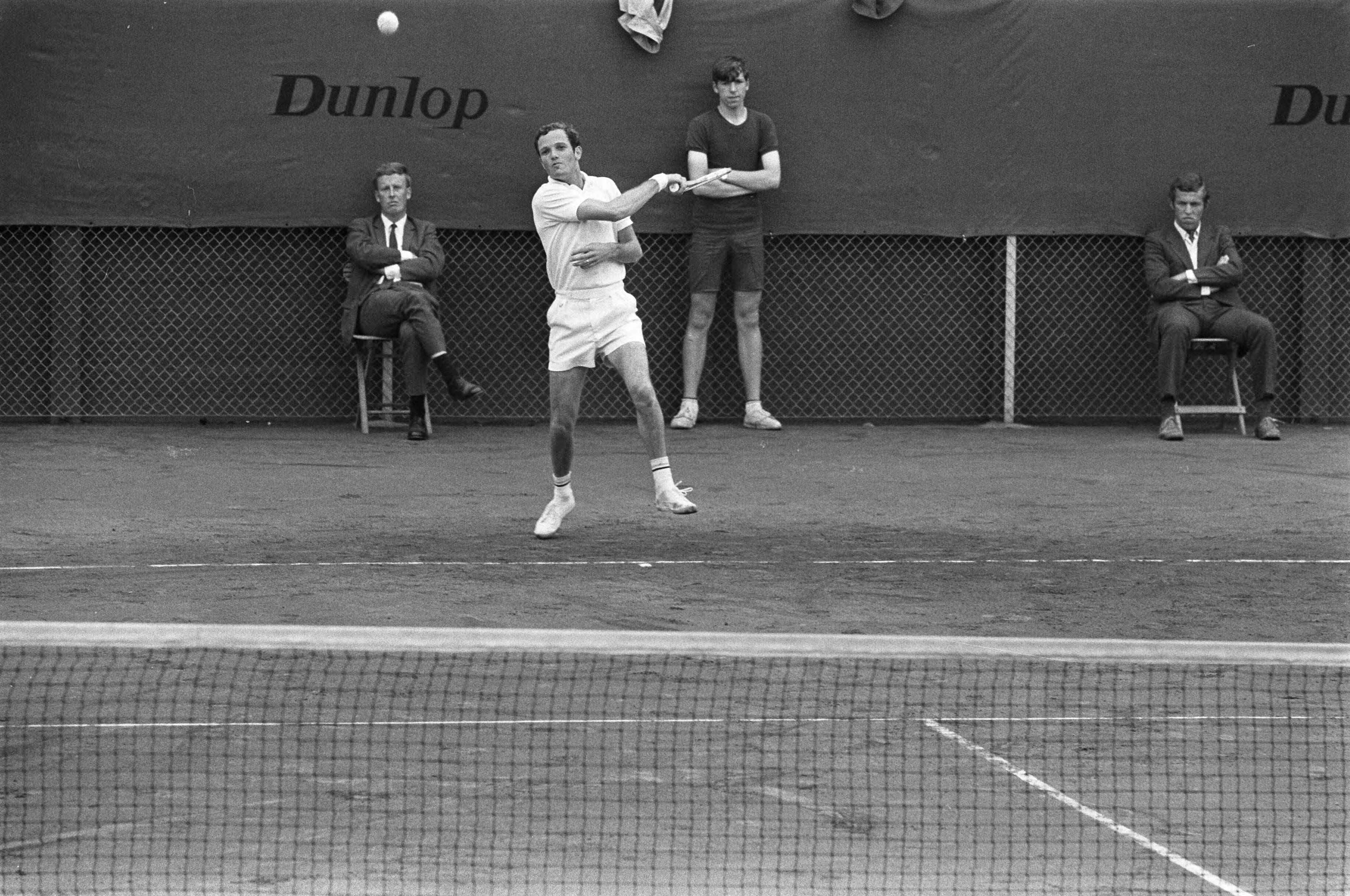 Tenniswedstrijden op de METS-banen te Scheveningen — Tom Okker in actie — Foto: Fotograaf Onbekend / Anefo. Licentie: Set B: Rechtenvrij / Publiek Domein. Bron: Nationaal Archief. http://hdl.handle.net/10648/ab71bc6e-d0b4-102d-bcf8-003048976d84