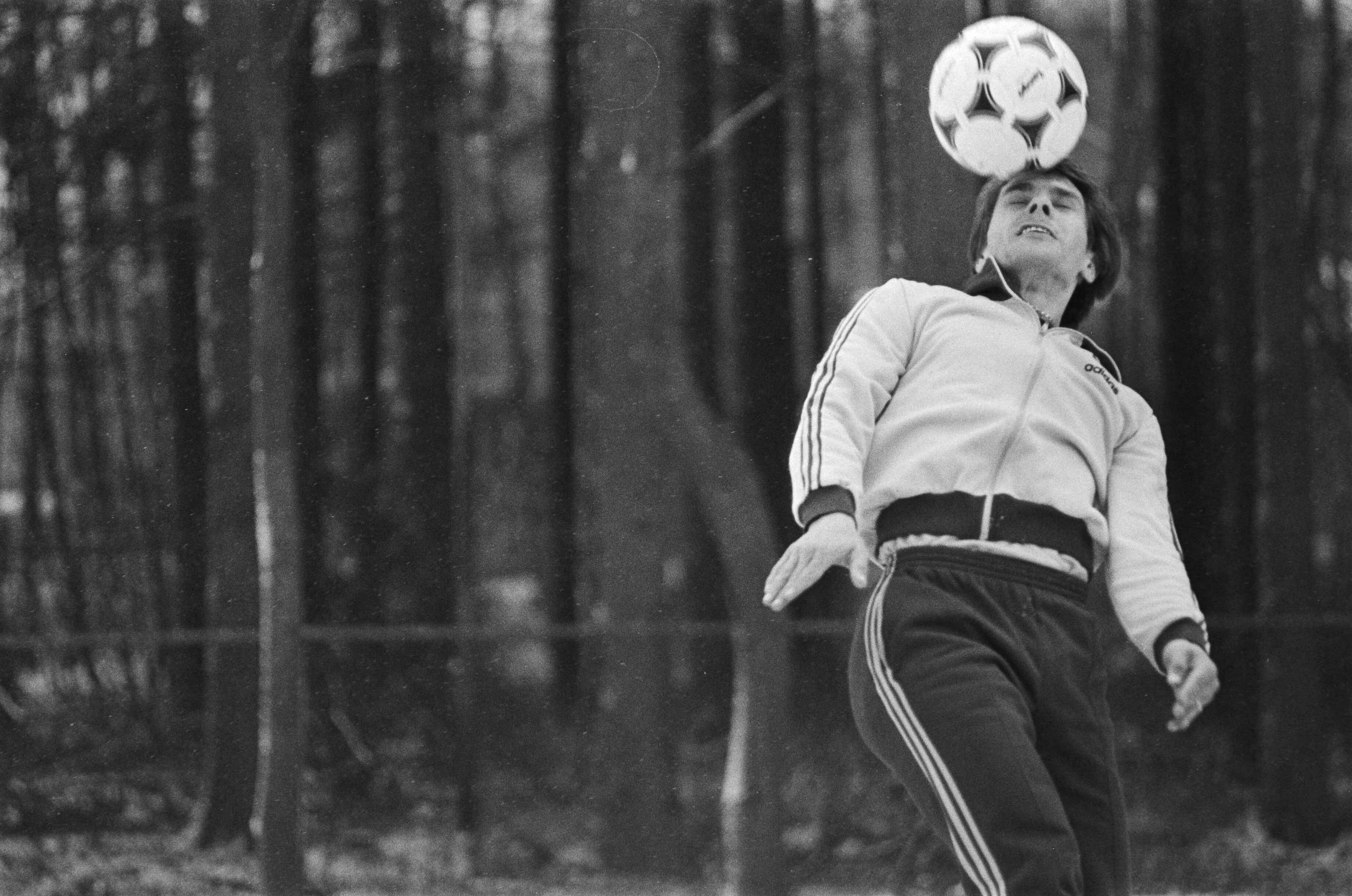 Fotocollectie Anefo — Training Nederlands voetbal-elftal in Zeist, Cees Schapendonk tijdens de training — Foto: Dijk, Hans van / Anefo. Licentie: Set B: Rechtenvrij / Publiek Domein. Bron: Nationaal Archief. http://hdl.handle.net/10648/acf55b54-d0b4-102d-bcf8-003048976d84
