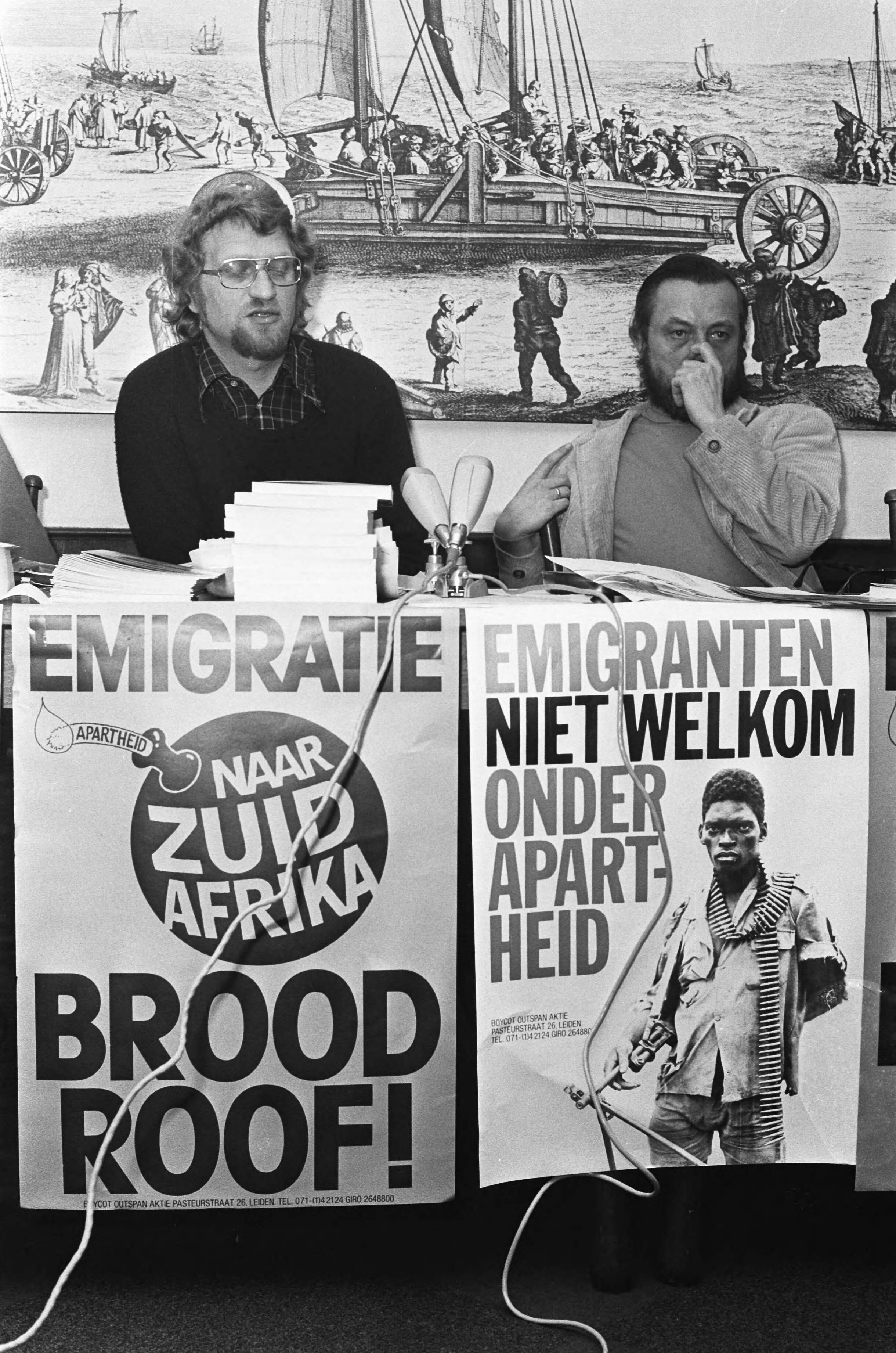 Fotocollectie Anefo — Actie tegen emigratie naar Zuid Afrika ; links Adriaan Zeller , rechts Dolf Coppes tijdens persconferentie in Den Haag — Foto: Mieremet, Rob / Anefo. Licentie: Set B: Rechtenvrij / Publiek Domein. Bron: Nationaal Archief. http://hdl.handle.net/10648/ac63ee26-d0b4-102d-bcf8-003048976d84
