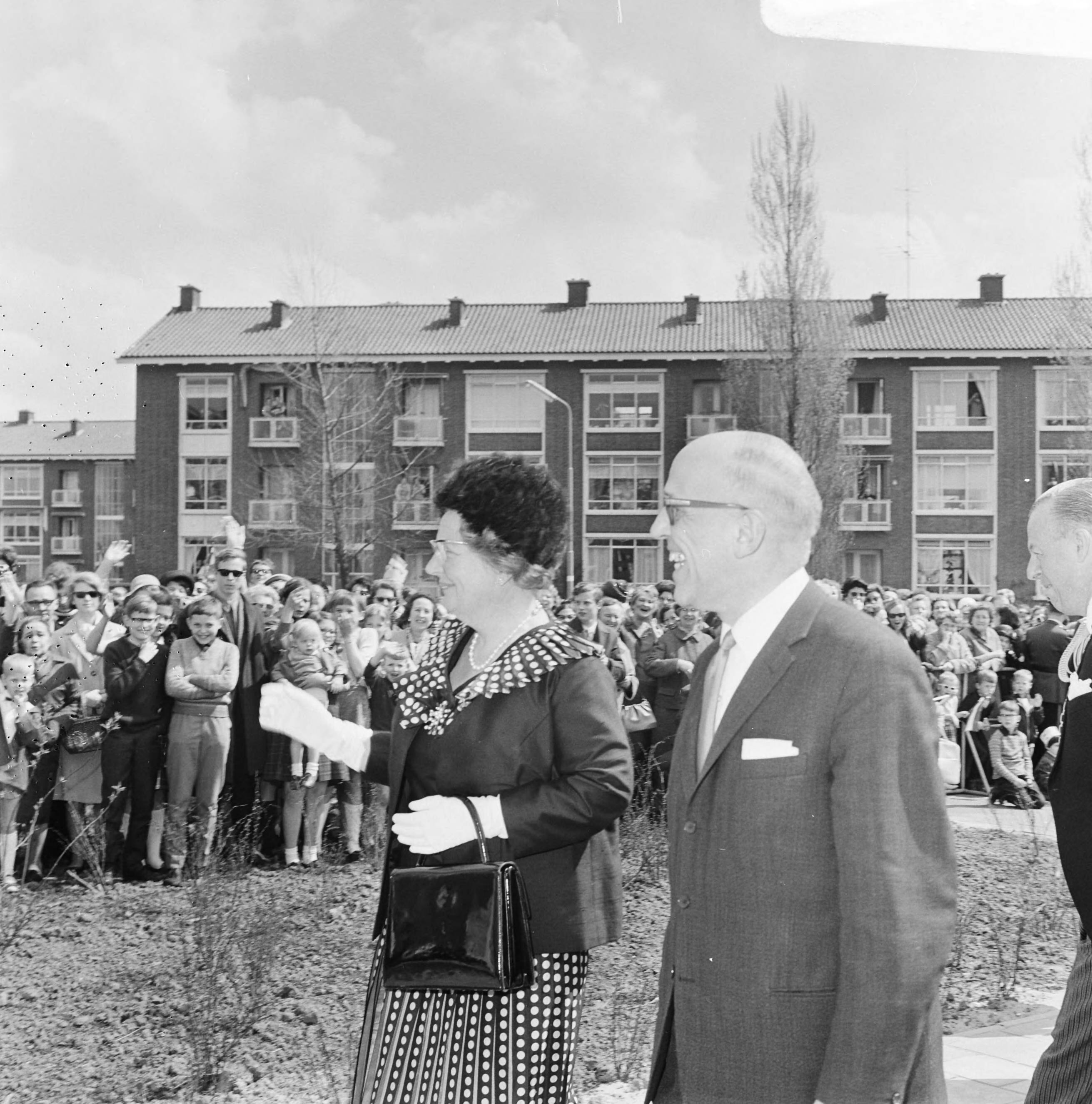 Fotocollectie Anefo — Koningin Juliana in Voorburg, Opening St. Maartenslyceum. Aankomst bij school — Foto: Koch, Eric / Anefo. Licentie: Set B: Rechtenvrij / Publiek Domein. Bron: Nationaal Archief. http://hdl.handle.net/10648/aae74a66-d0b4-102d-bcf8-003048976d84